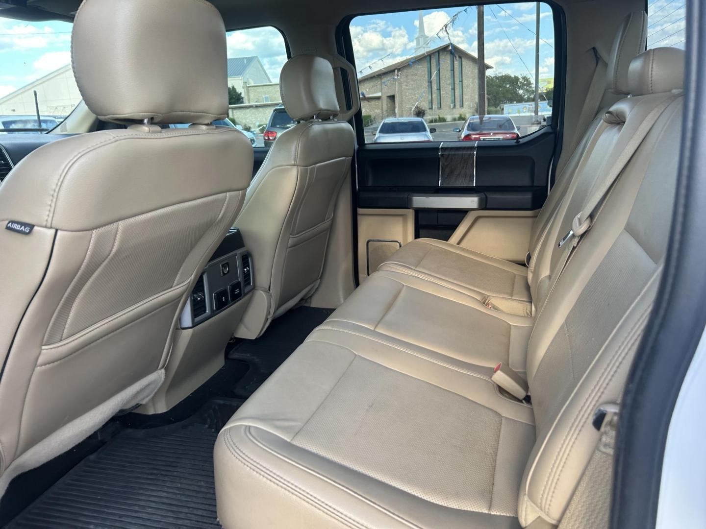 2019 White Ford F-350 SD Lariat Crew Cab 4WD (1FT8W3BT0KE) with an 6.7L V8 OHV 16V DIESEL engine, 6A transmission, located at 1687 Business 35 S, New Braunfels, TX, 78130, (830) 625-7159, 29.655487, -98.051491 - Photo#9