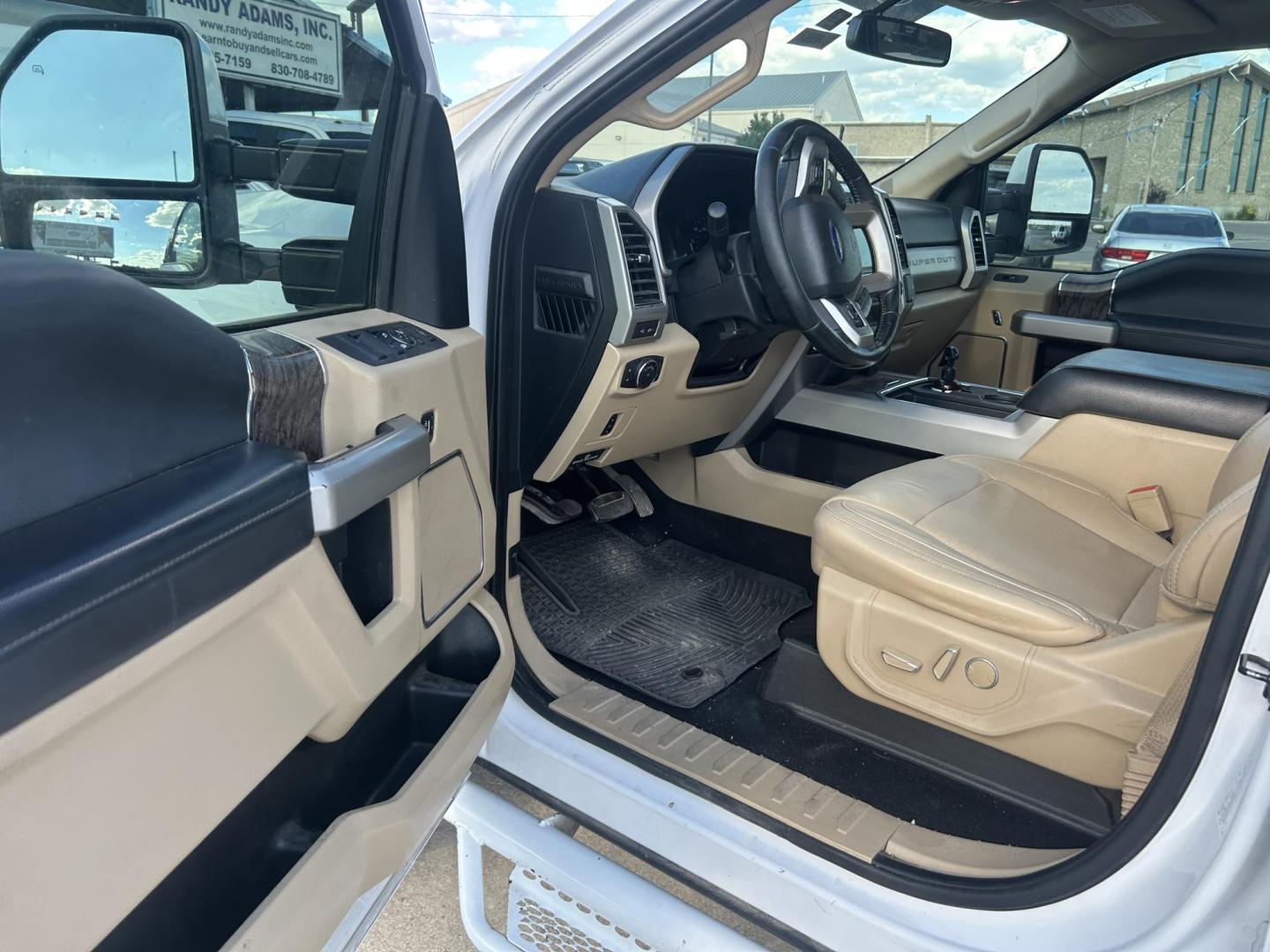 2019 White Ford F-350 SD Lariat Crew Cab 4WD (1FT8W3BT0KE) with an 6.7L V8 OHV 16V DIESEL engine, 6A transmission, located at 1687 Business 35 S, New Braunfels, TX, 78130, (830) 625-7159, 29.655487, -98.051491 - Photo#6