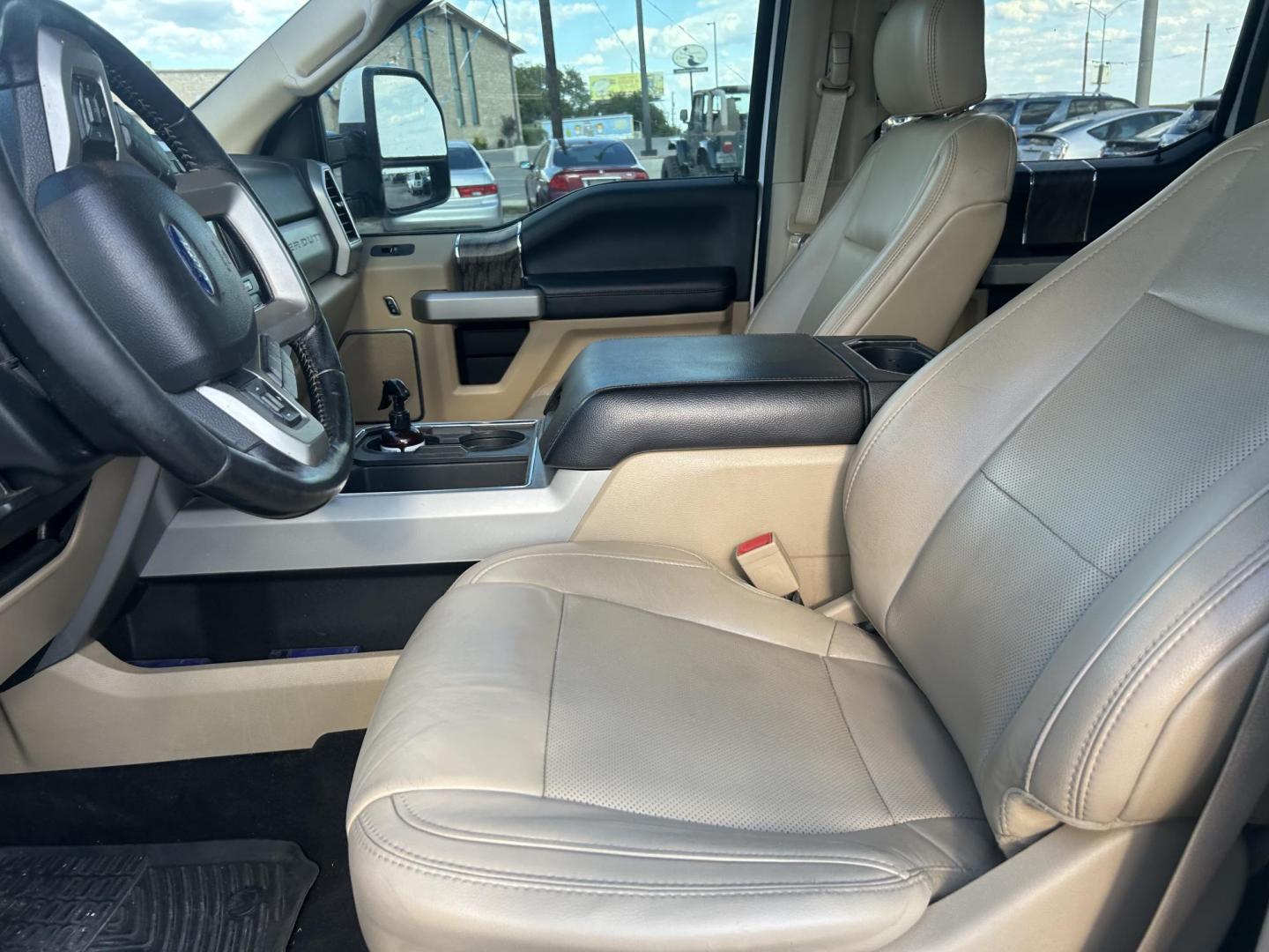 2019 White Ford F-350 SD Lariat Crew Cab 4WD (1FT8W3BT0KE) with an 6.7L V8 OHV 16V DIESEL engine, 6A transmission, located at 1687 Business 35 S, New Braunfels, TX, 78130, (830) 625-7159, 29.655487, -98.051491 - Photo#7