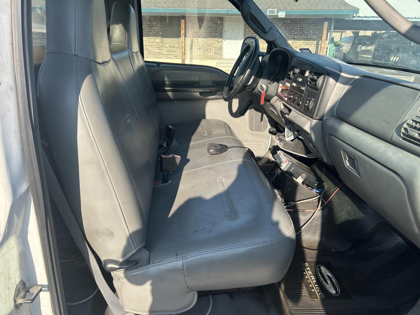 2005 White Ford F-450 SD Regular Cab 2WD DRW (1FDXF46P05E) with an 6.0L V8 OHV 32V TURBO DIESEL engine, located at 1687 Business 35 S, New Braunfels, TX, 78130, (830) 625-7159, 29.655487, -98.051491 - Photo#2