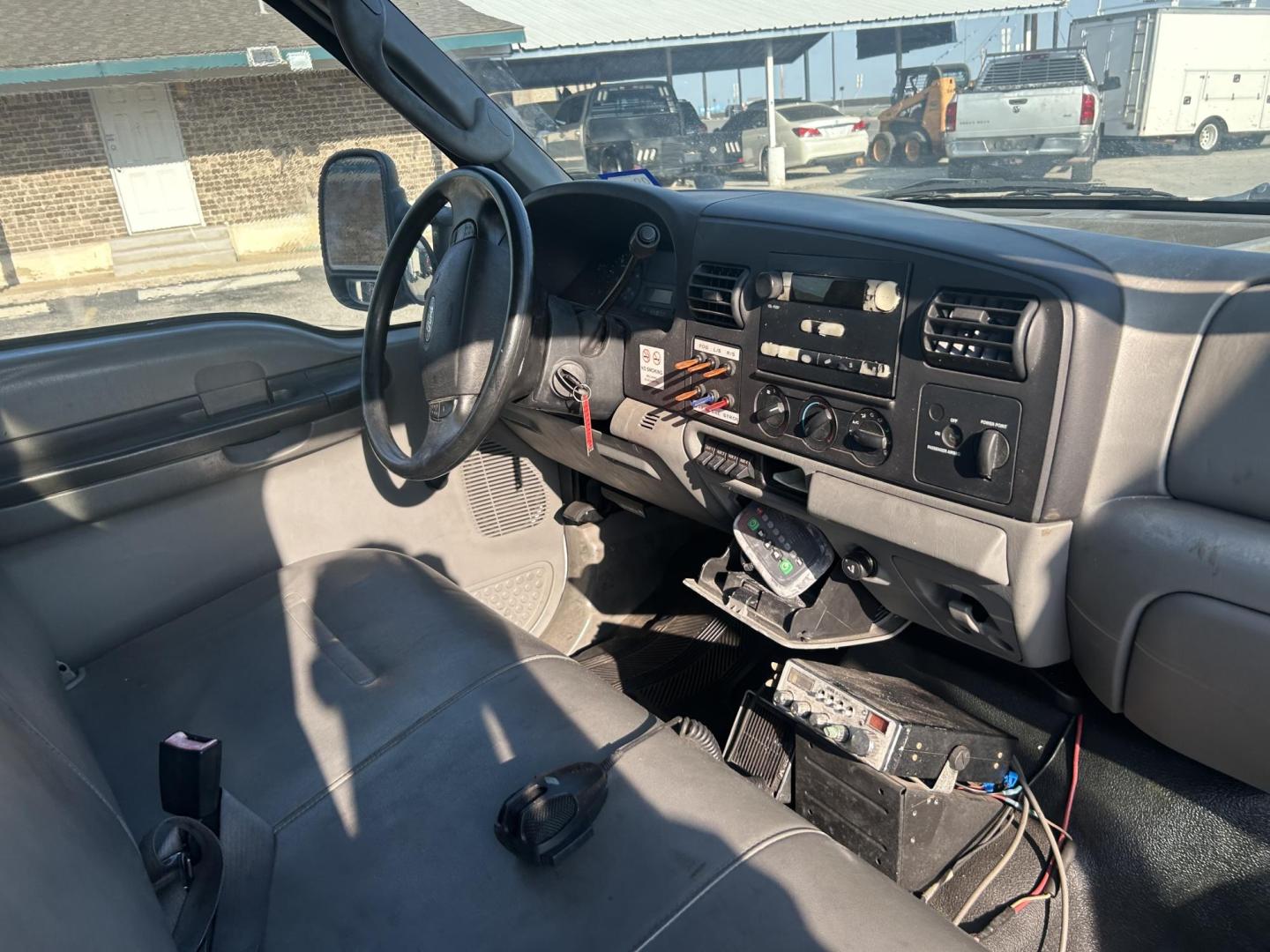 2005 White Ford F-450 SD Regular Cab 2WD DRW (1FDXF46P05E) with an 6.0L V8 OHV 32V TURBO DIESEL engine, located at 1687 Business 35 S, New Braunfels, TX, 78130, (830) 625-7159, 29.655487, -98.051491 - Photo#3