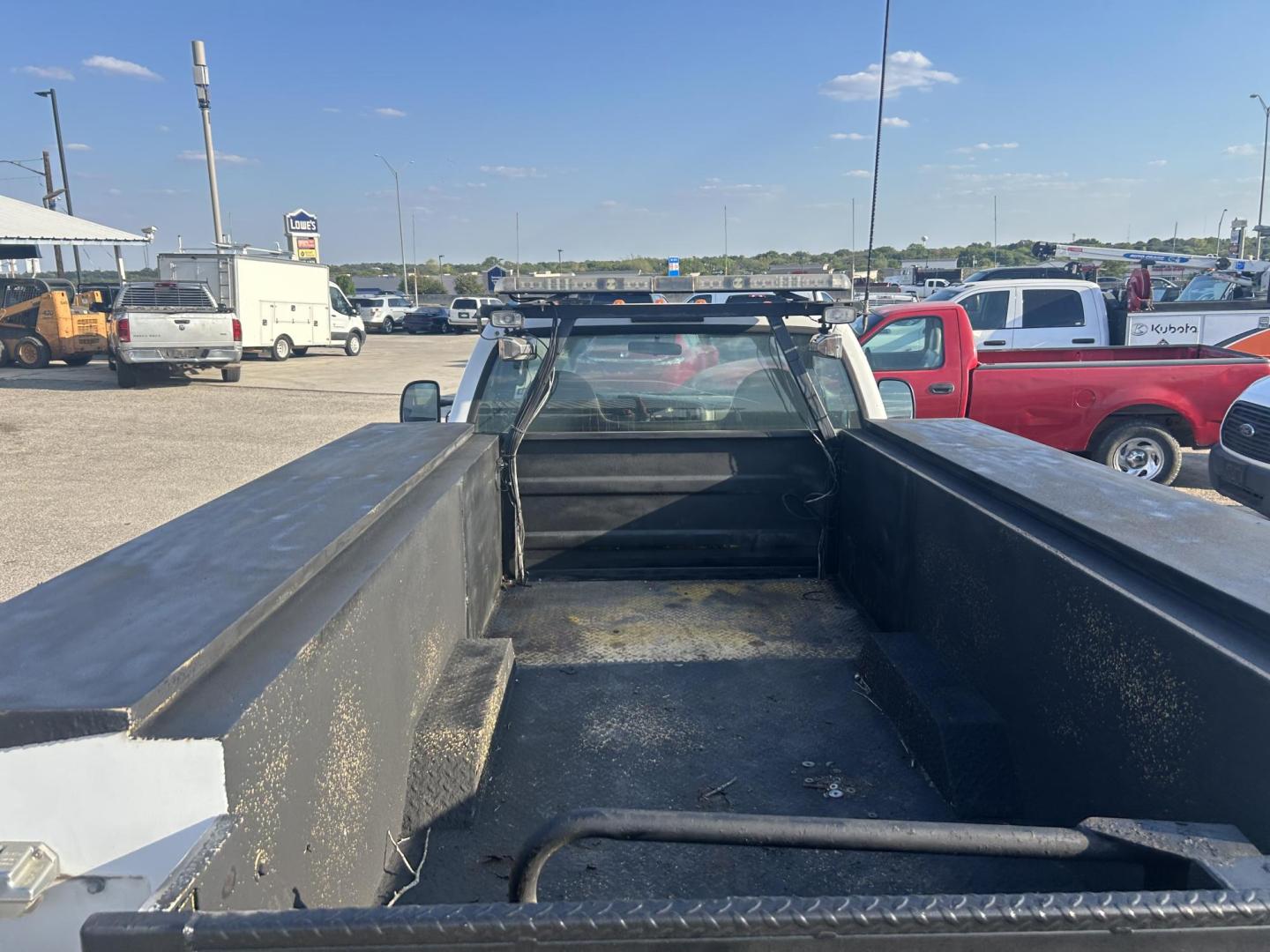 2005 White Ford F-450 SD Regular Cab 2WD DRW (1FDXF46P05E) with an 6.0L V8 OHV 32V TURBO DIESEL engine, located at 1687 Business 35 S, New Braunfels, TX, 78130, (830) 625-7159, 29.655487, -98.051491 - Photo#7