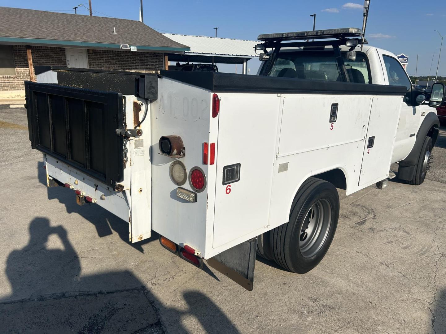 2005 White Ford F-450 SD Regular Cab 2WD DRW (1FDXF46P05E) with an 6.0L V8 OHV 32V TURBO DIESEL engine, located at 1687 Business 35 S, New Braunfels, TX, 78130, (830) 625-7159, 29.655487, -98.051491 - Photo#4