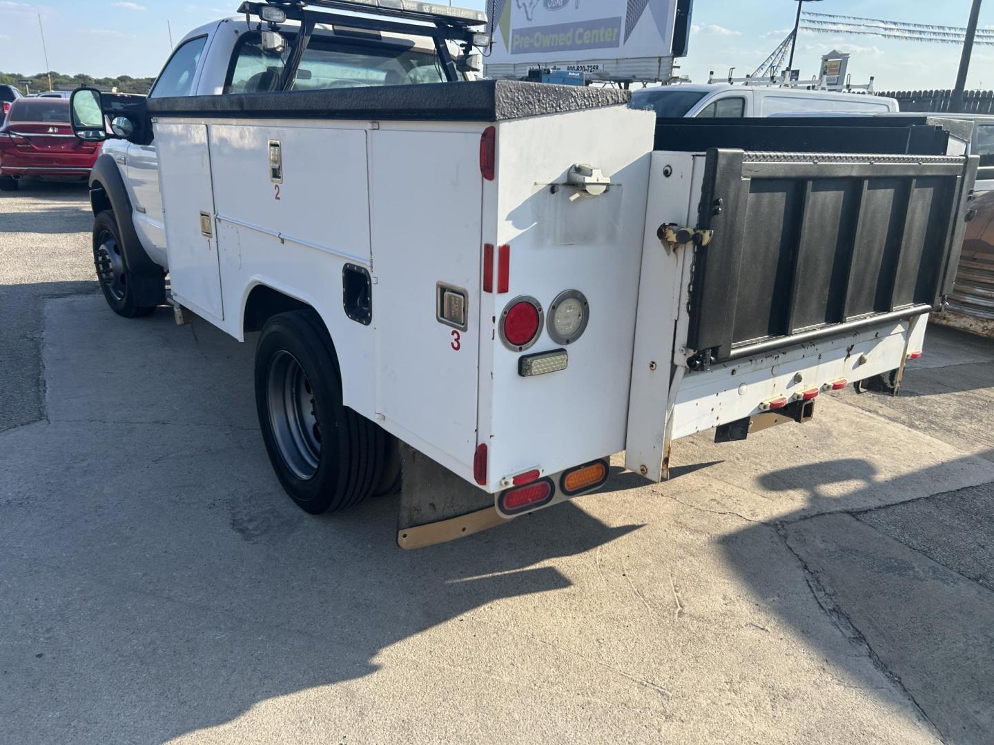 2005 White Ford F-450 SD Regular Cab 2WD DRW (1FDXF46P05E) with an 6.0L V8 OHV 32V TURBO DIESEL engine, located at 1687 Business 35 S, New Braunfels, TX, 78130, (830) 625-7159, 29.655487, -98.051491 - Photo#8