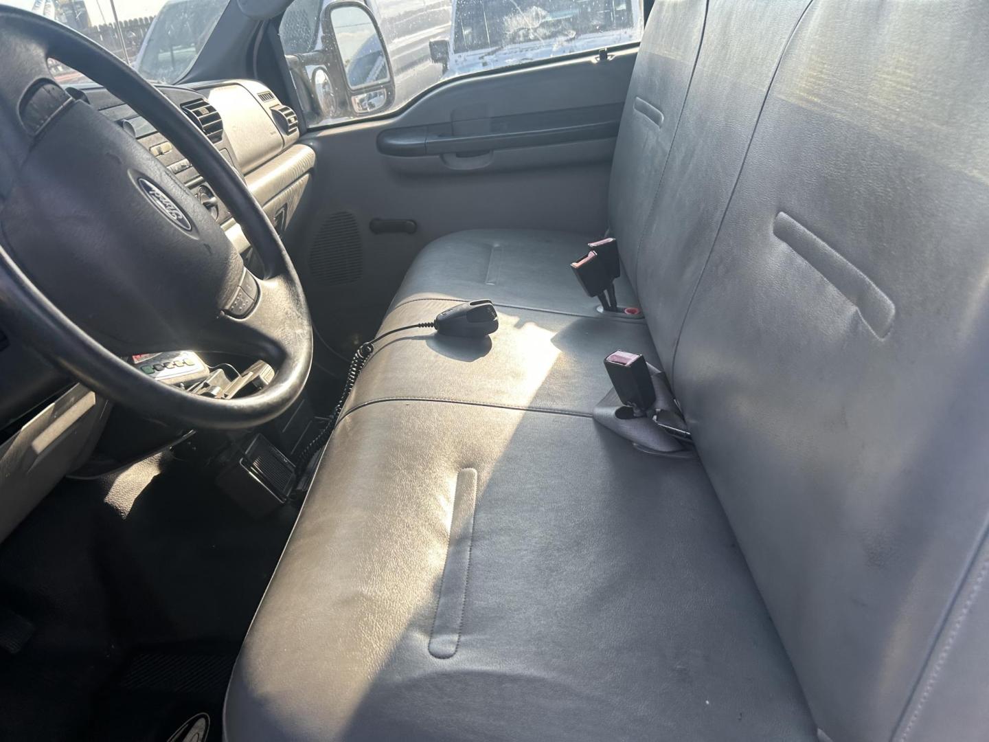 2005 White Ford F-450 SD Regular Cab 2WD DRW (1FDXF46P05E) with an 6.0L V8 OHV 32V TURBO DIESEL engine, located at 1687 Business 35 S, New Braunfels, TX, 78130, (830) 625-7159, 29.655487, -98.051491 - Photo#11