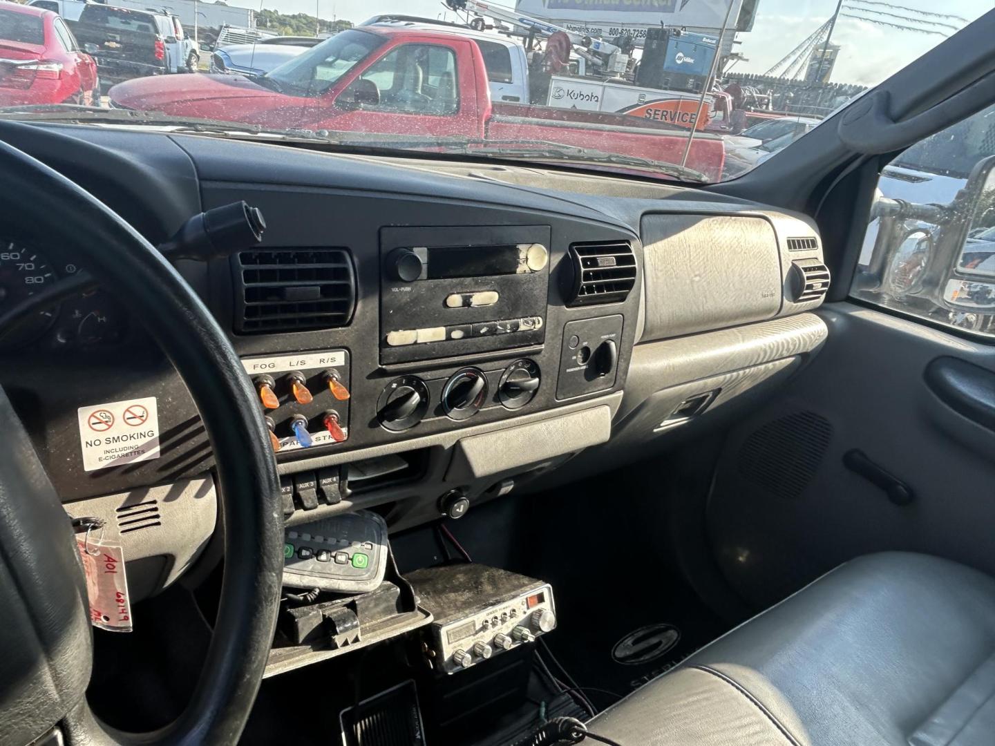 2005 White Ford F-450 SD Regular Cab 2WD DRW (1FDXF46P05E) with an 6.0L V8 OHV 32V TURBO DIESEL engine, located at 1687 Business 35 S, New Braunfels, TX, 78130, (830) 625-7159, 29.655487, -98.051491 - Photo#13