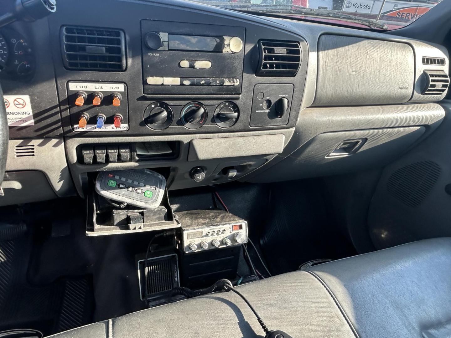 2005 White Ford F-450 SD Regular Cab 2WD DRW (1FDXF46P05E) with an 6.0L V8 OHV 32V TURBO DIESEL engine, located at 1687 Business 35 S, New Braunfels, TX, 78130, (830) 625-7159, 29.655487, -98.051491 - Photo#14
