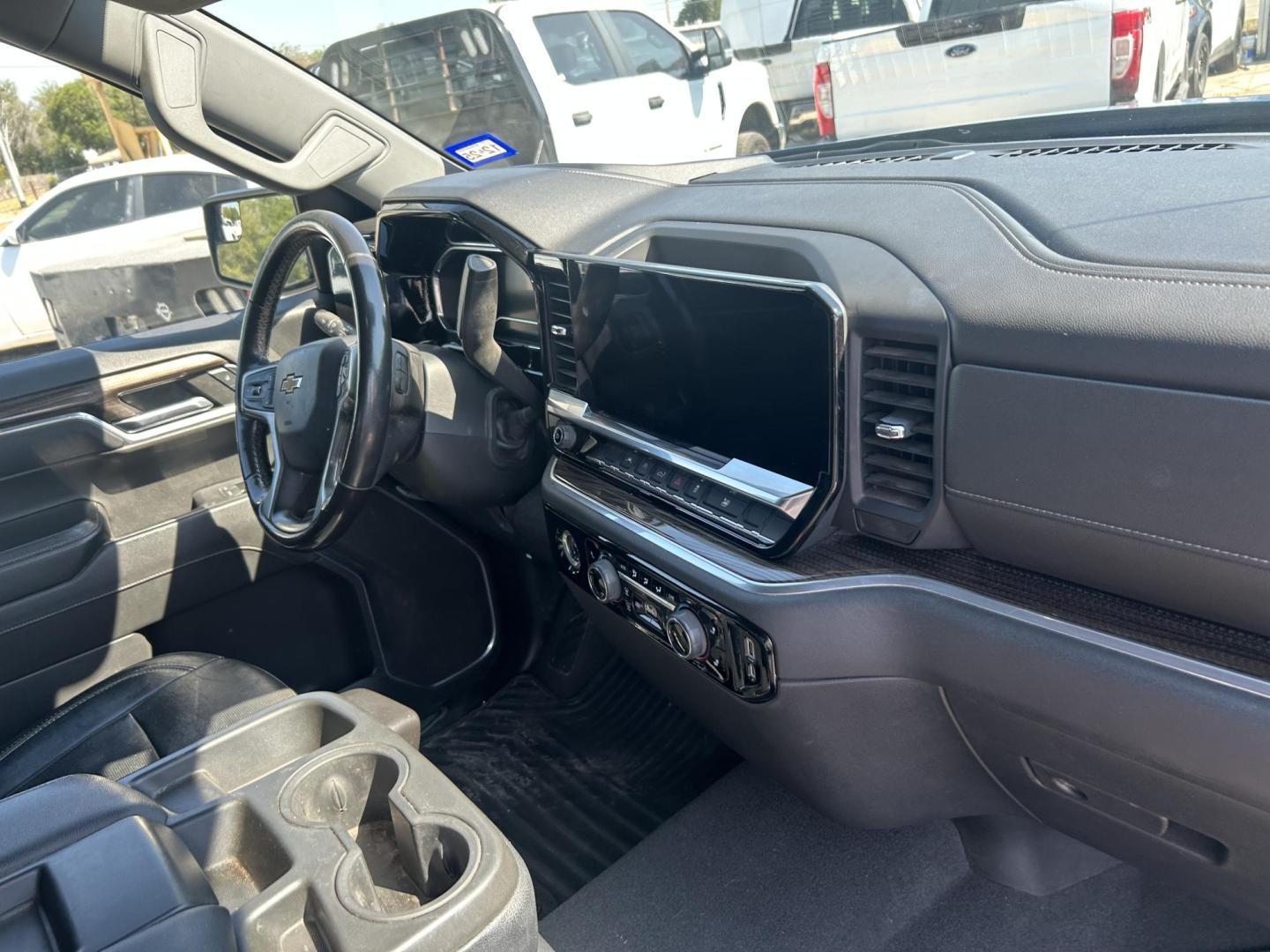 2022 Blue Chevrolet Silverado 1500 LT Crew Cab 2WD (1GCPACED2NZ) with an 5.3L V8 OHV 16V engine, 6A transmission, located at 1687 Business 35 S, New Braunfels, TX, 78130, (830) 625-7159, 29.655487, -98.051491 - Photo#10
