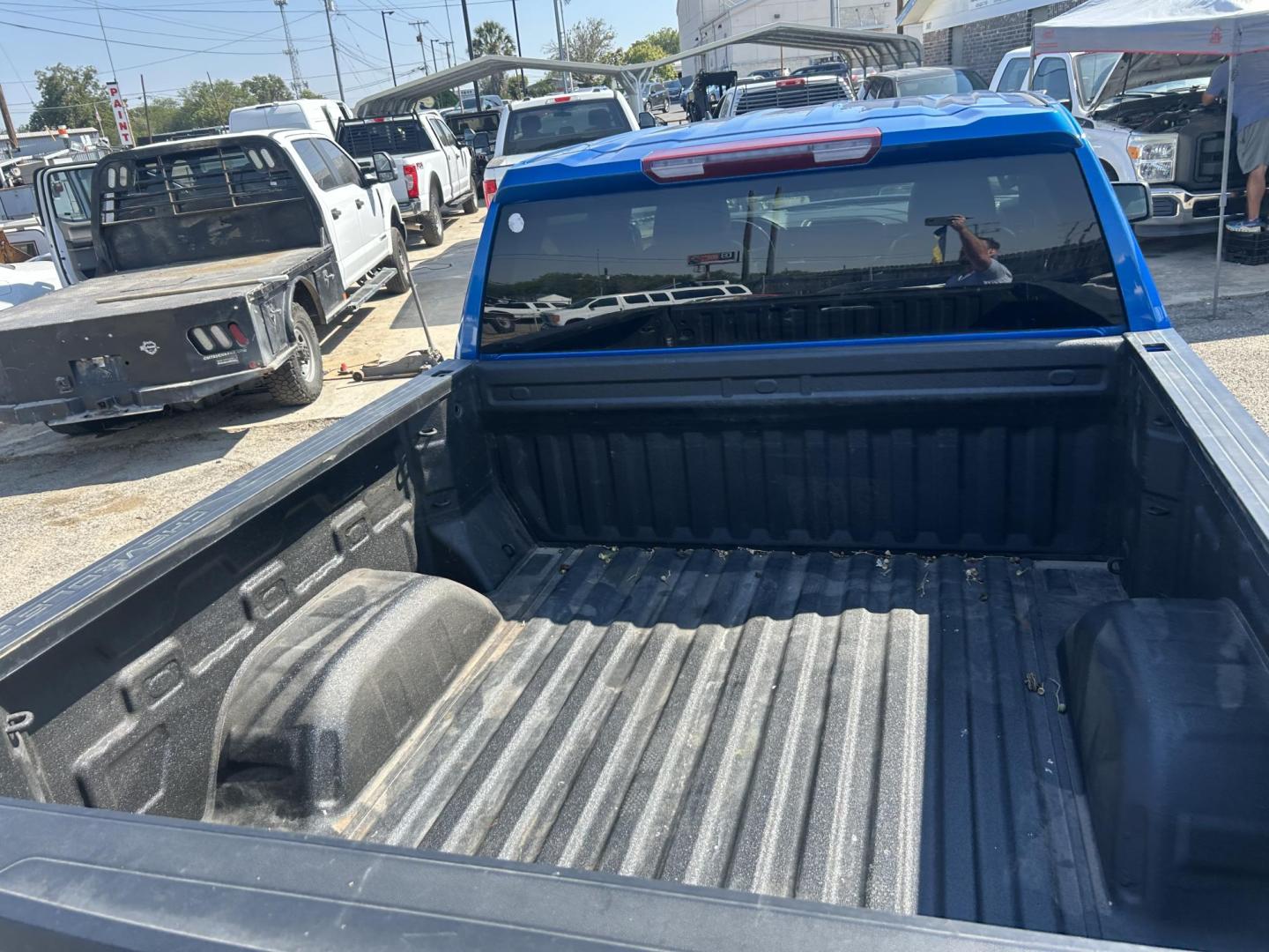 2022 Blue Chevrolet Silverado 1500 LT Crew Cab 2WD (1GCPACED2NZ) with an 5.3L V8 OHV 16V engine, 6A transmission, located at 1687 Business 35 S, New Braunfels, TX, 78130, (830) 625-7159, 29.655487, -98.051491 - Photo#2