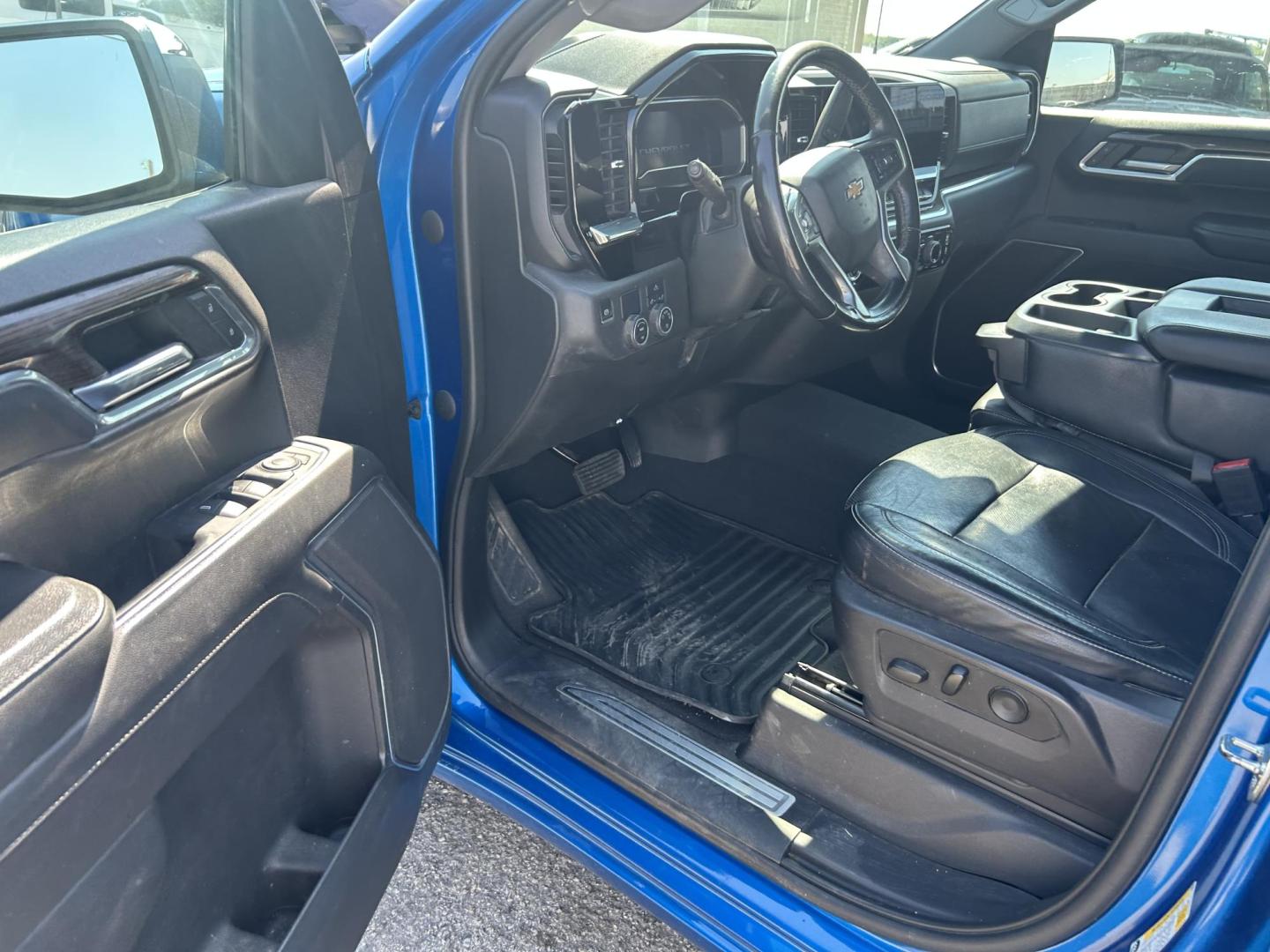 2022 Blue Chevrolet Silverado 1500 LT Crew Cab 2WD (1GCPACED2NZ) with an 5.3L V8 OHV 16V engine, 6A transmission, located at 1687 Business 35 S, New Braunfels, TX, 78130, (830) 625-7159, 29.655487, -98.051491 - Photo#5
