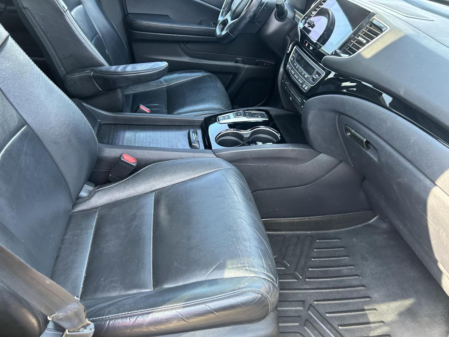 2019 Black Honda Pilot Touring 2WD (5FNYF5H99KB) with an 3.5L V6 SOHC 24V engine, 9A transmission, located at 1687 Business 35 S, New Braunfels, TX, 78130, (830) 625-7159, 29.655487, -98.051491 - Photo#6