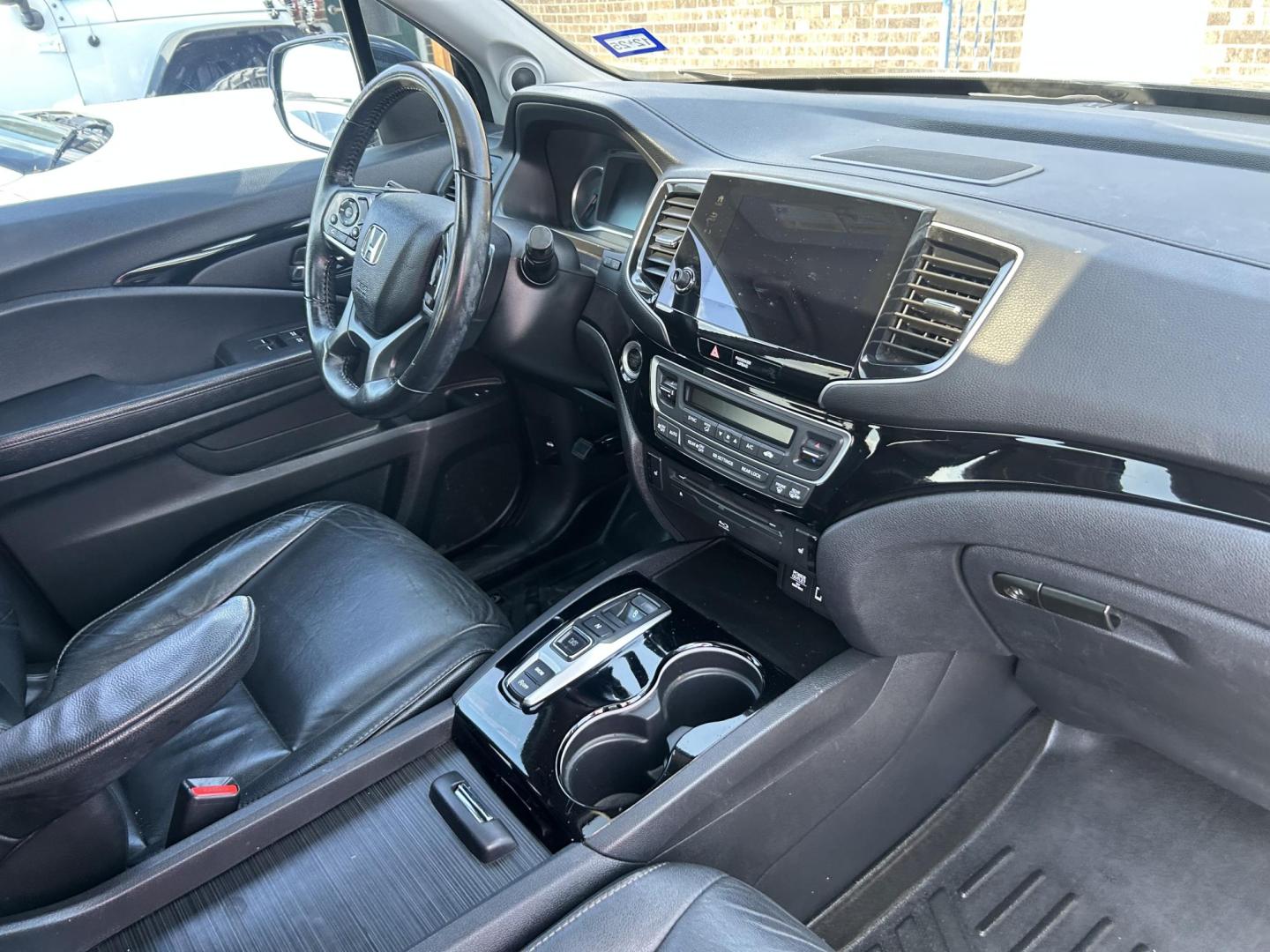 2019 Black Honda Pilot Touring 2WD (5FNYF5H99KB) with an 3.5L V6 SOHC 24V engine, 9A transmission, located at 1687 Business 35 S, New Braunfels, TX, 78130, (830) 625-7159, 29.655487, -98.051491 - Photo#9