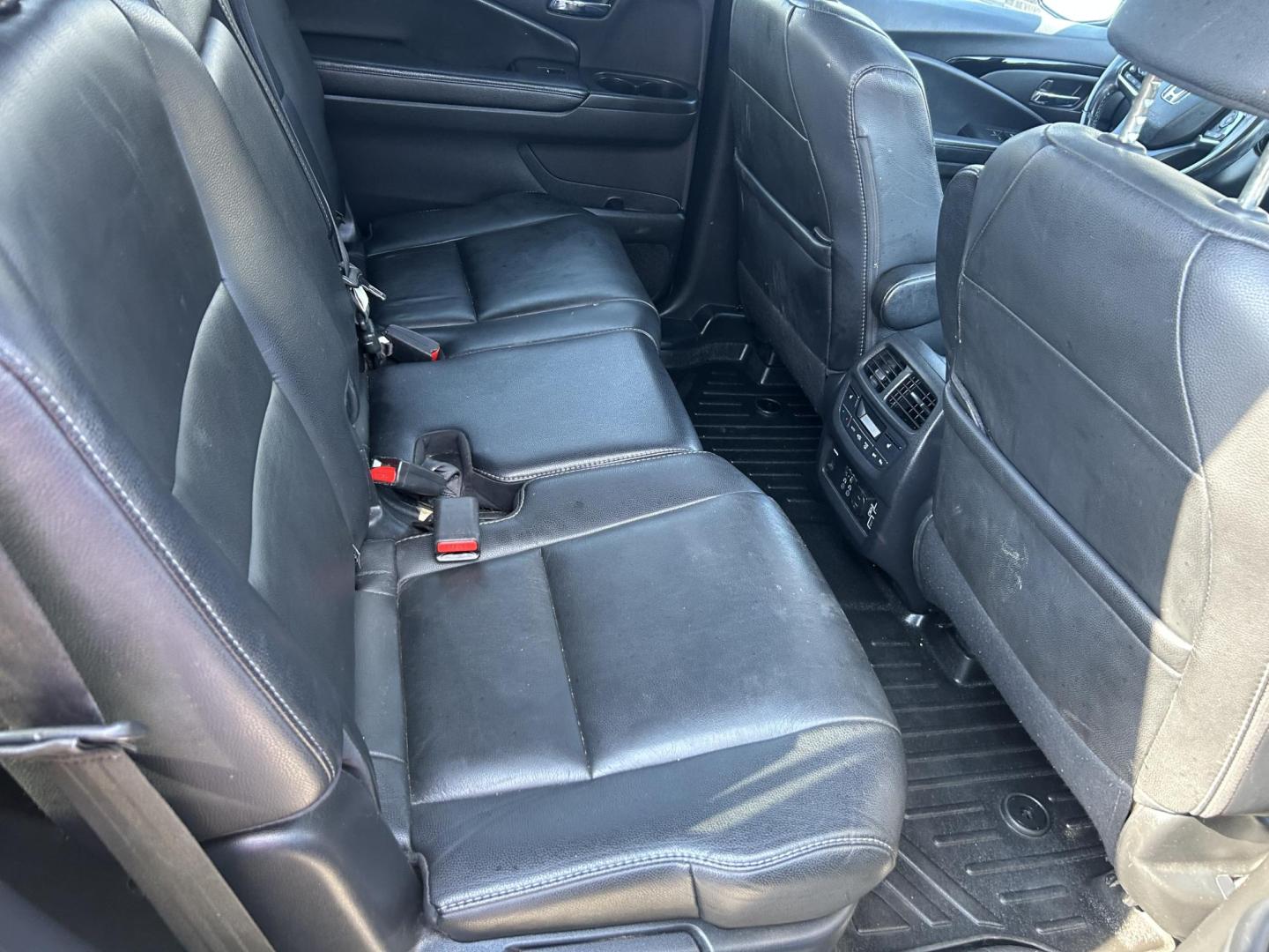 2019 Black Honda Pilot Touring 2WD (5FNYF5H99KB) with an 3.5L V6 SOHC 24V engine, 9A transmission, located at 1687 Business 35 S, New Braunfels, TX, 78130, (830) 625-7159, 29.655487, -98.051491 - Photo#8