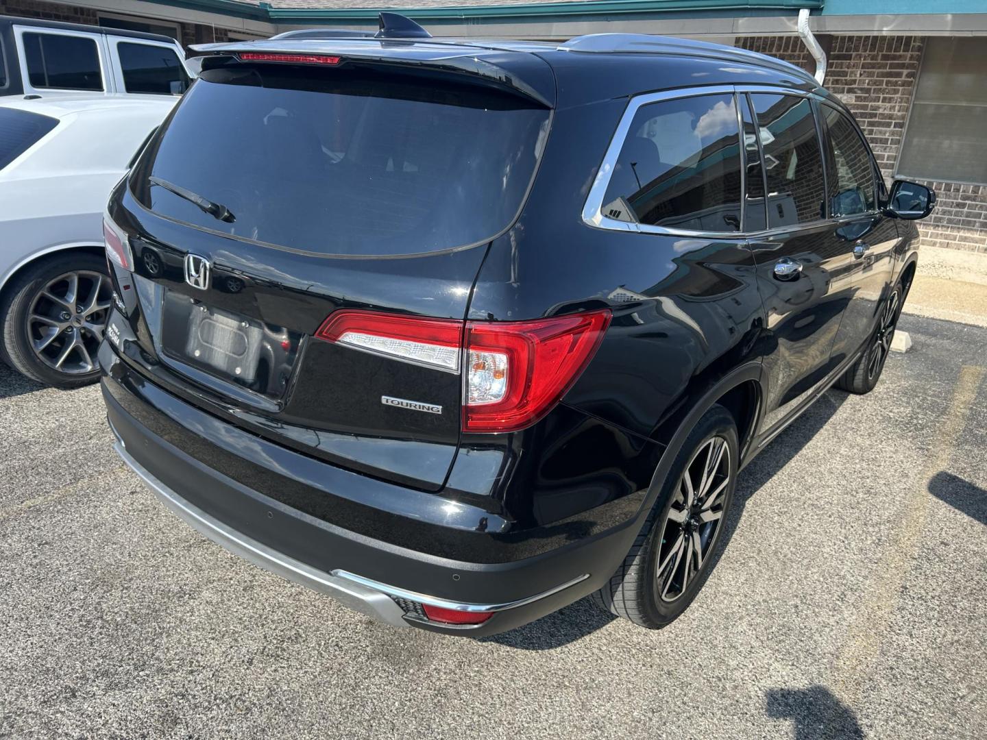2019 Black Honda Pilot Touring 2WD (5FNYF5H99KB) with an 3.5L V6 SOHC 24V engine, 9A transmission, located at 1687 Business 35 S, New Braunfels, TX, 78130, (830) 625-7159, 29.655487, -98.051491 - Photo#2