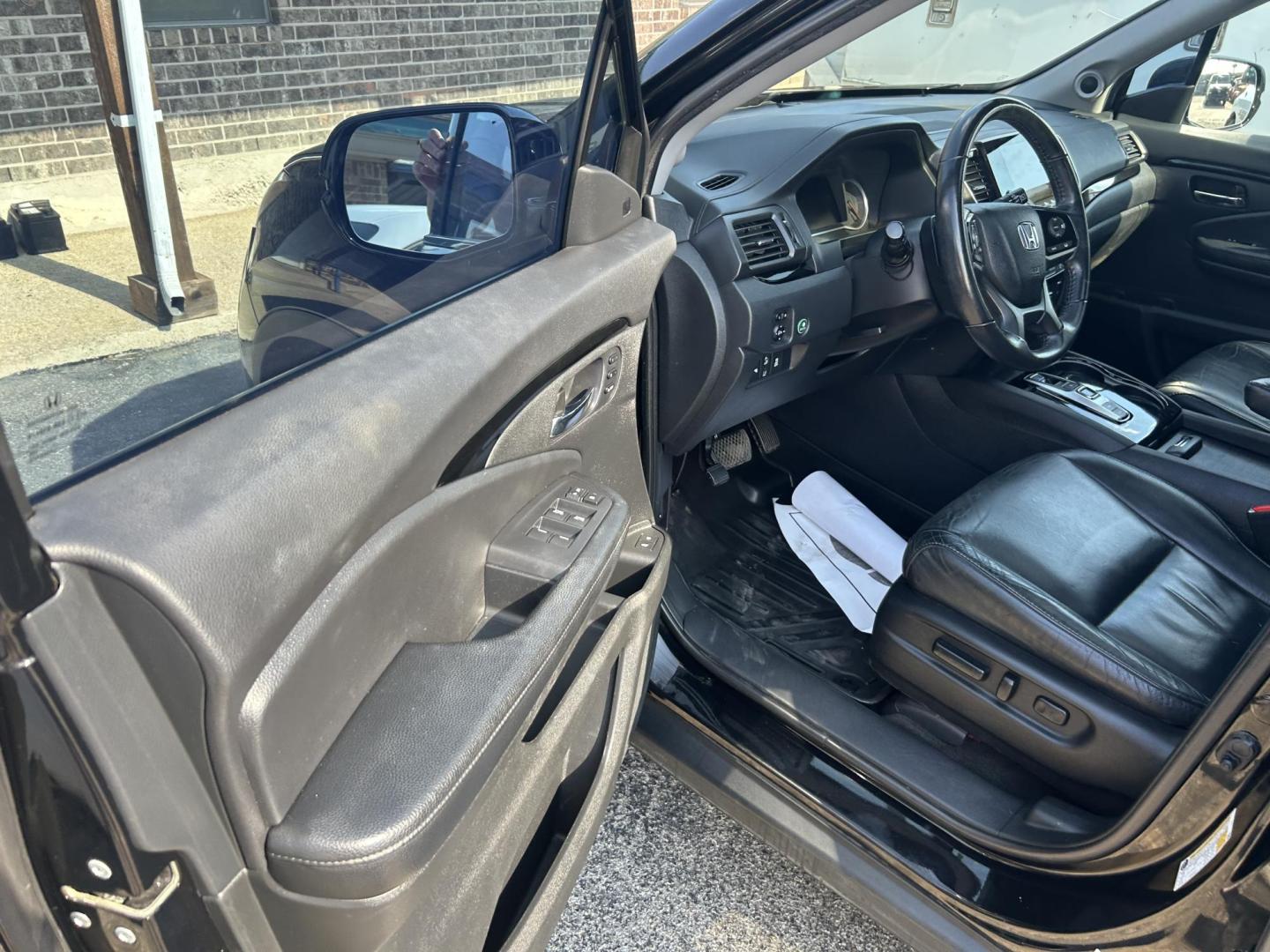 2019 Black Honda Pilot Touring 2WD (5FNYF5H99KB) with an 3.5L V6 SOHC 24V engine, 9A transmission, located at 1687 Business 35 S, New Braunfels, TX, 78130, (830) 625-7159, 29.655487, -98.051491 - Photo#4