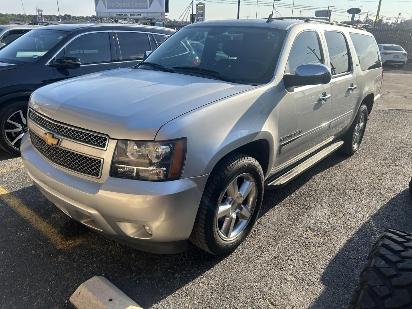 2014 Silver Chevrolet Suburban LTZ 1500 4WD (1GNSKKE70ER) with an 5.3L V8 OHV 16V FFV engine, 6-Speed Automatic transmission, located at 1687 Business 35 S, New Braunfels, TX, 78130, (830) 625-7159, 29.655487, -98.051491 - Photo#0