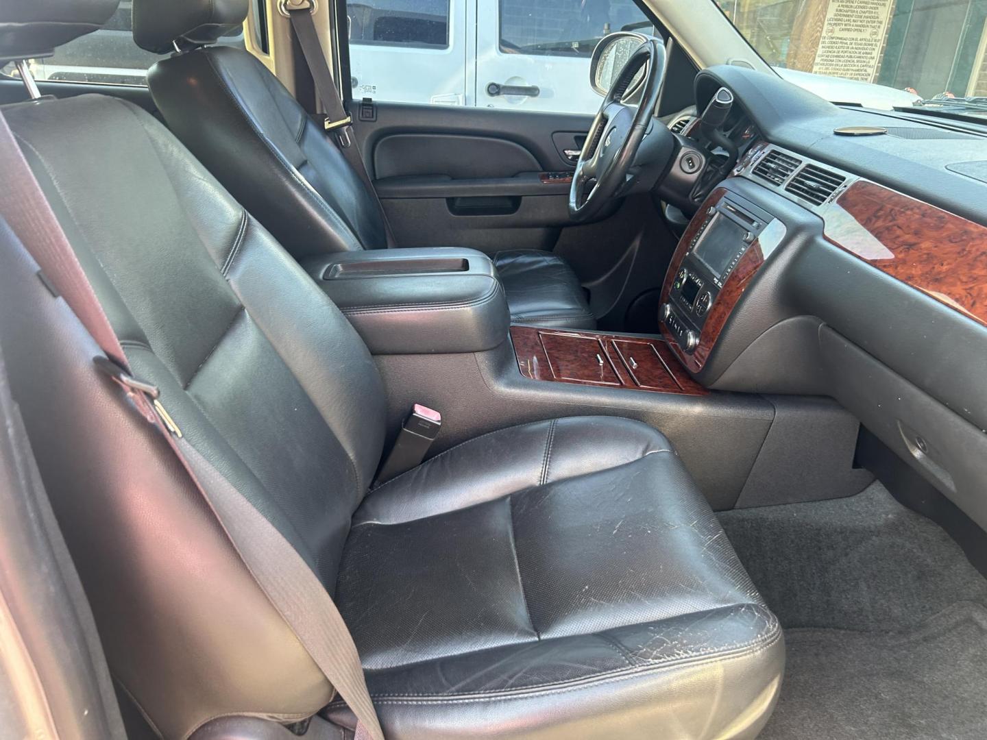 2014 Silver Chevrolet Suburban LTZ 1500 4WD (1GNSKKE70ER) with an 5.3L V8 OHV 16V FFV engine, 6-Speed Automatic transmission, located at 1687 Business 35 S, New Braunfels, TX, 78130, (830) 625-7159, 29.655487, -98.051491 - Photo#2