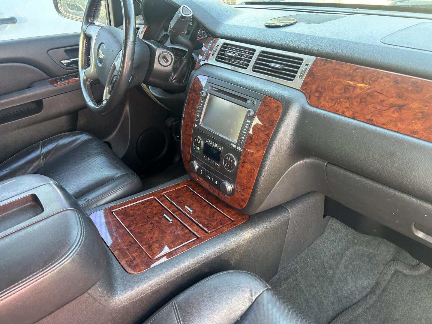 2014 Silver Chevrolet Suburban LTZ 1500 4WD (1GNSKKE70ER) with an 5.3L V8 OHV 16V FFV engine, 6-Speed Automatic transmission, located at 1687 Business 35 S, New Braunfels, TX, 78130, (830) 625-7159, 29.655487, -98.051491 - Photo#3