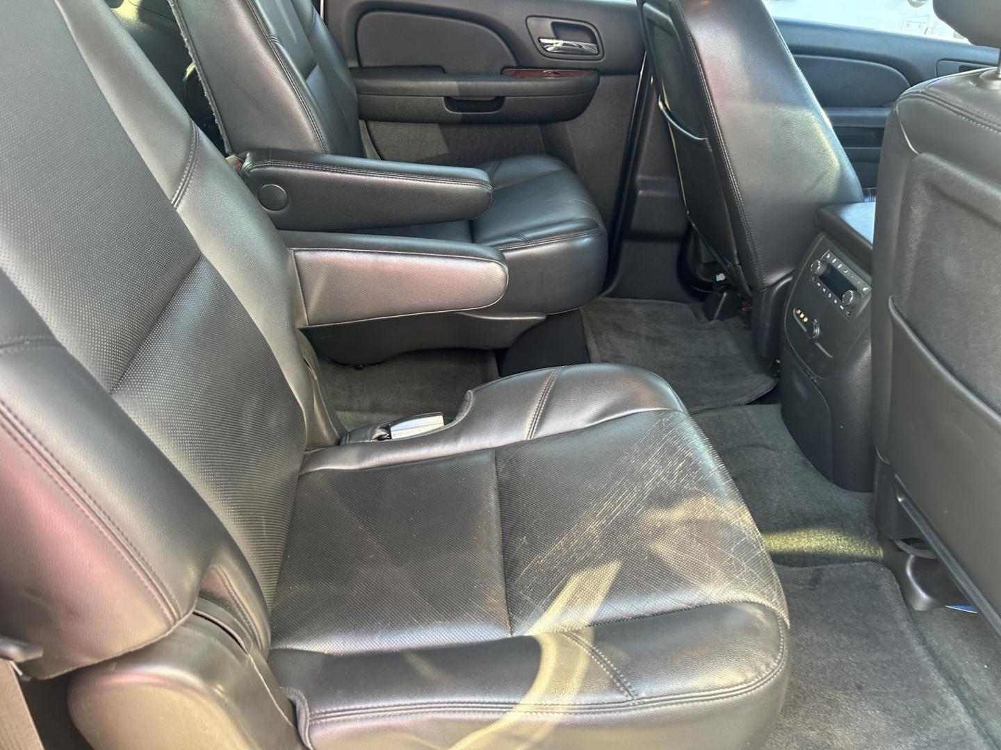 2014 Silver Chevrolet Suburban LTZ 1500 4WD (1GNSKKE70ER) with an 5.3L V8 OHV 16V FFV engine, 6-Speed Automatic transmission, located at 1687 Business 35 S, New Braunfels, TX, 78130, (830) 625-7159, 29.655487, -98.051491 - Photo#5