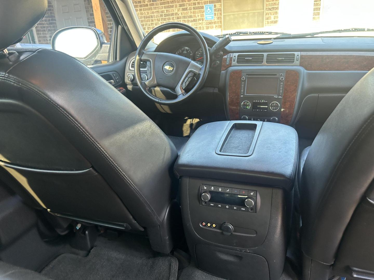 2014 Silver Chevrolet Suburban LTZ 1500 4WD (1GNSKKE70ER) with an 5.3L V8 OHV 16V FFV engine, 6-Speed Automatic transmission, located at 1687 Business 35 S, New Braunfels, TX, 78130, (830) 625-7159, 29.655487, -98.051491 - Photo#6