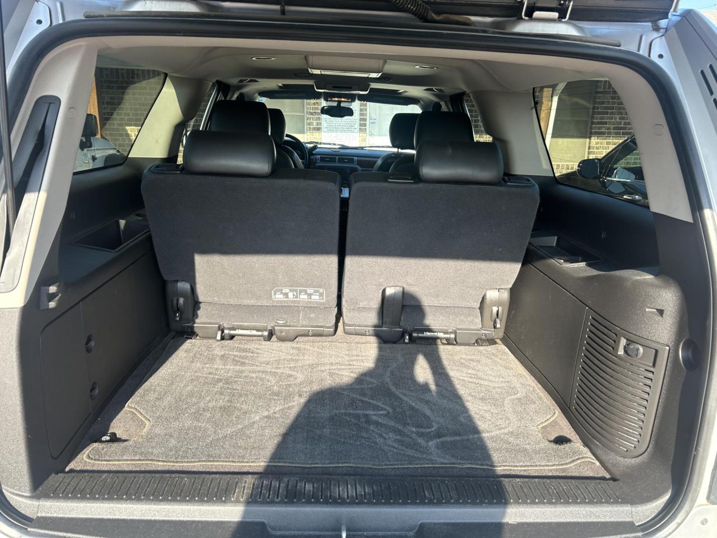 2014 Silver Chevrolet Suburban LTZ 1500 4WD (1GNSKKE70ER) with an 5.3L V8 OHV 16V FFV engine, 6-Speed Automatic transmission, located at 1687 Business 35 S, New Braunfels, TX, 78130, (830) 625-7159, 29.655487, -98.051491 - Photo#8