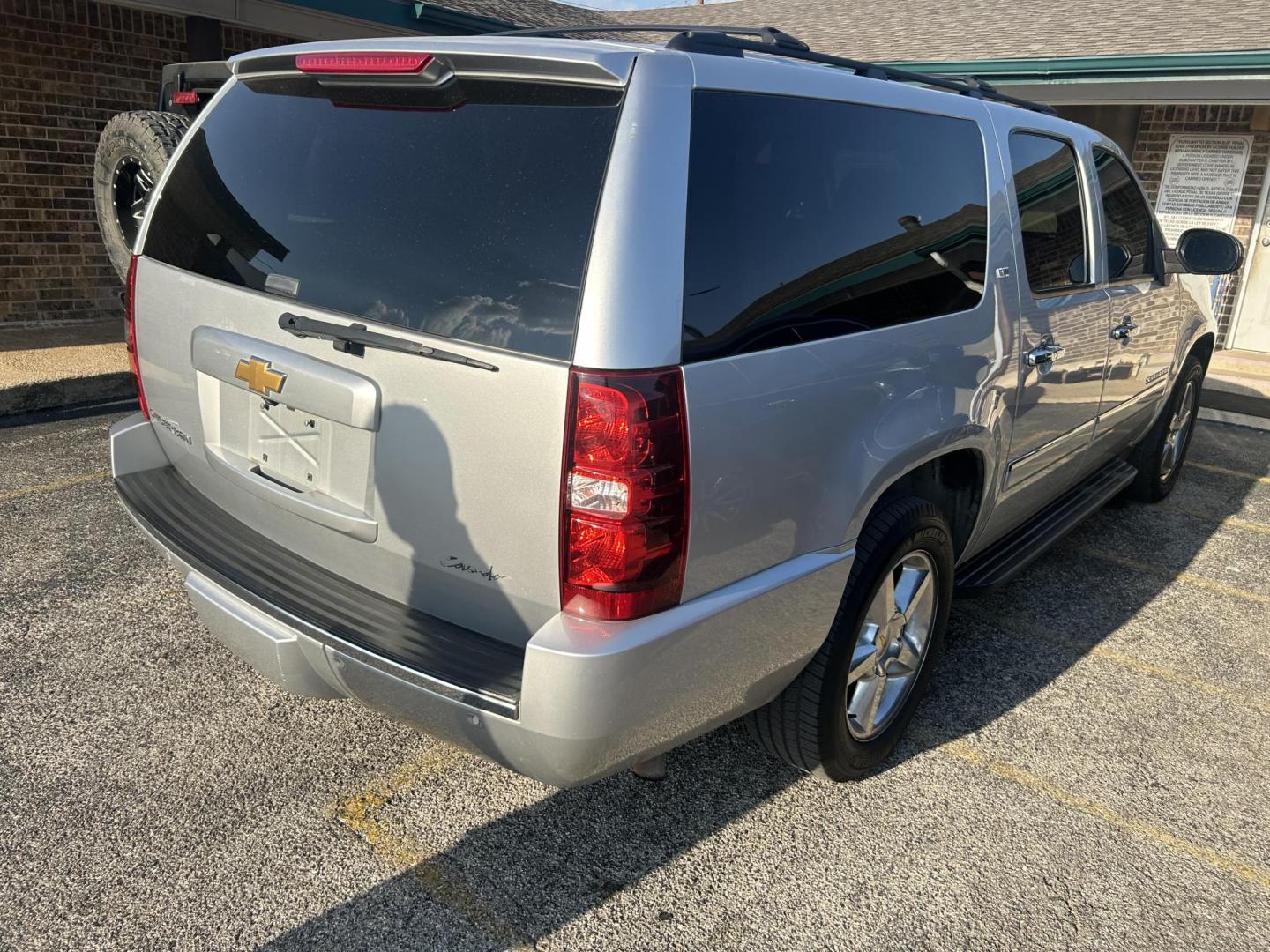 2014 Silver Chevrolet Suburban LTZ 1500 4WD (1GNSKKE70ER) with an 5.3L V8 OHV 16V FFV engine, 6-Speed Automatic transmission, located at 1687 Business 35 S, New Braunfels, TX, 78130, (830) 625-7159, 29.655487, -98.051491 - Photo#7