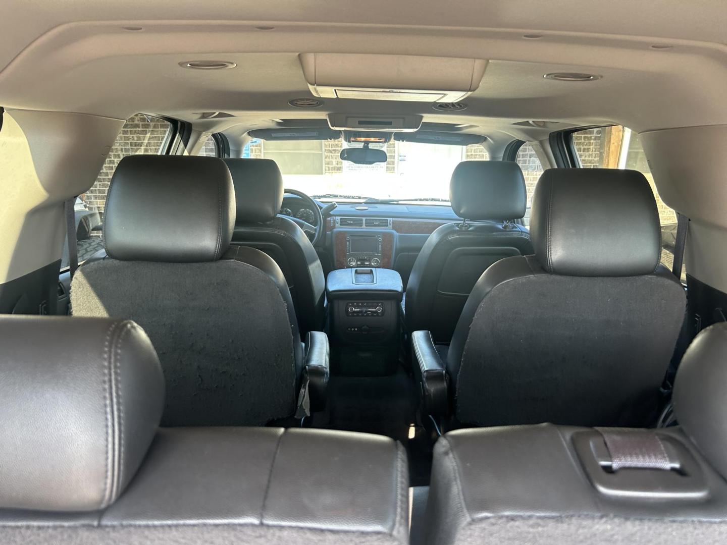 2014 Silver Chevrolet Suburban LTZ 1500 4WD (1GNSKKE70ER) with an 5.3L V8 OHV 16V FFV engine, 6-Speed Automatic transmission, located at 1687 Business 35 S, New Braunfels, TX, 78130, (830) 625-7159, 29.655487, -98.051491 - Photo#9
