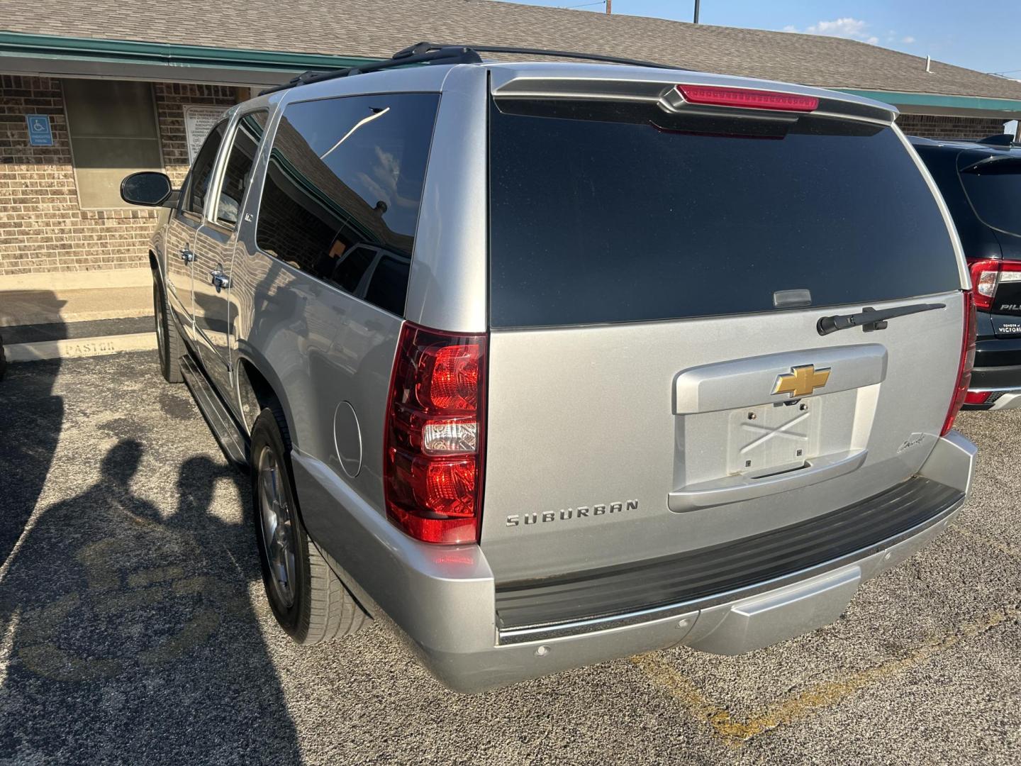 2014 Silver Chevrolet Suburban LTZ 1500 4WD (1GNSKKE70ER) with an 5.3L V8 OHV 16V FFV engine, 6-Speed Automatic transmission, located at 1687 Business 35 S, New Braunfels, TX, 78130, (830) 625-7159, 29.655487, -98.051491 - Photo#10