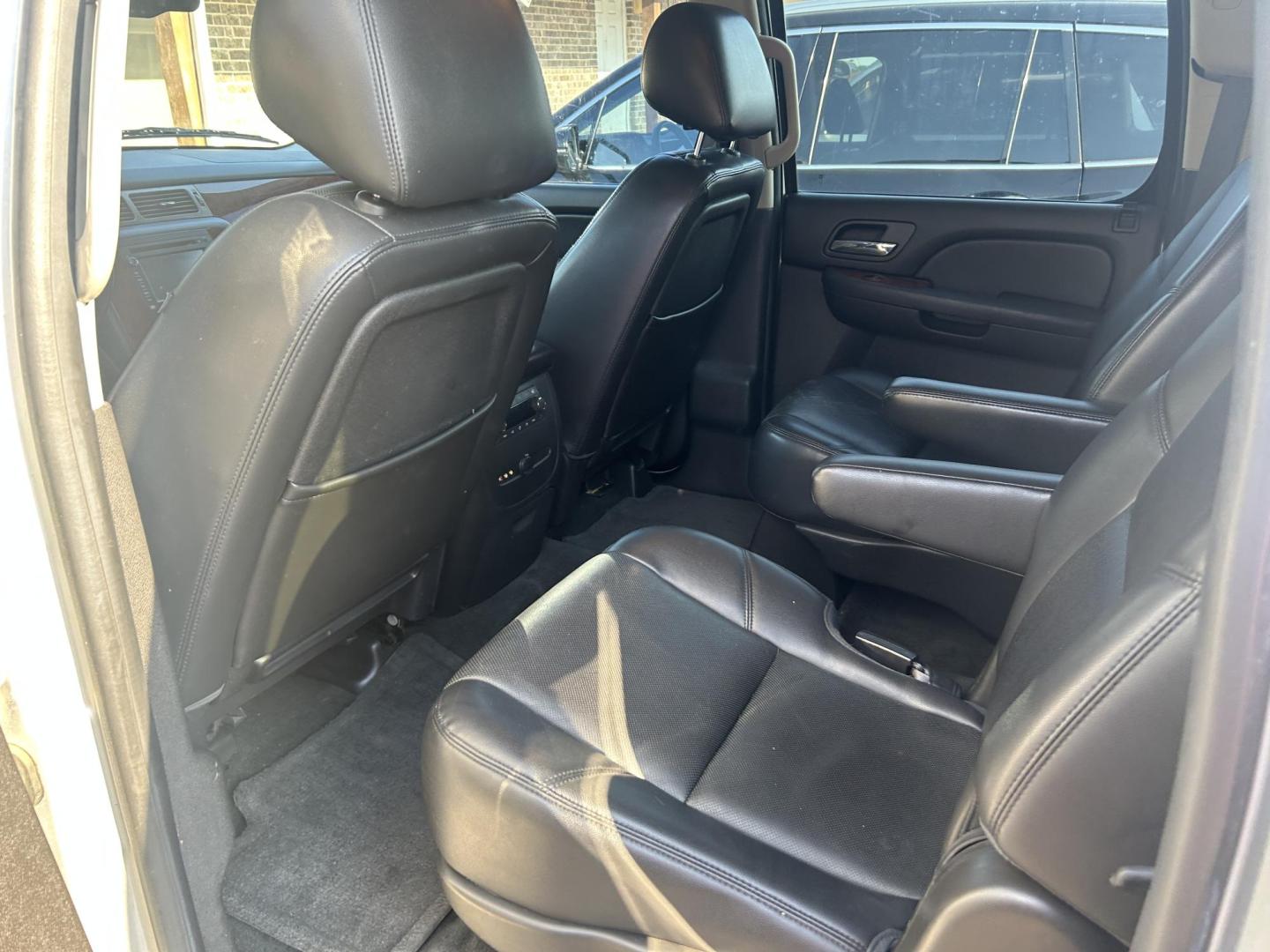 2014 Silver Chevrolet Suburban LTZ 1500 4WD (1GNSKKE70ER) with an 5.3L V8 OHV 16V FFV engine, 6-Speed Automatic transmission, located at 1687 Business 35 S, New Braunfels, TX, 78130, (830) 625-7159, 29.655487, -98.051491 - Photo#11