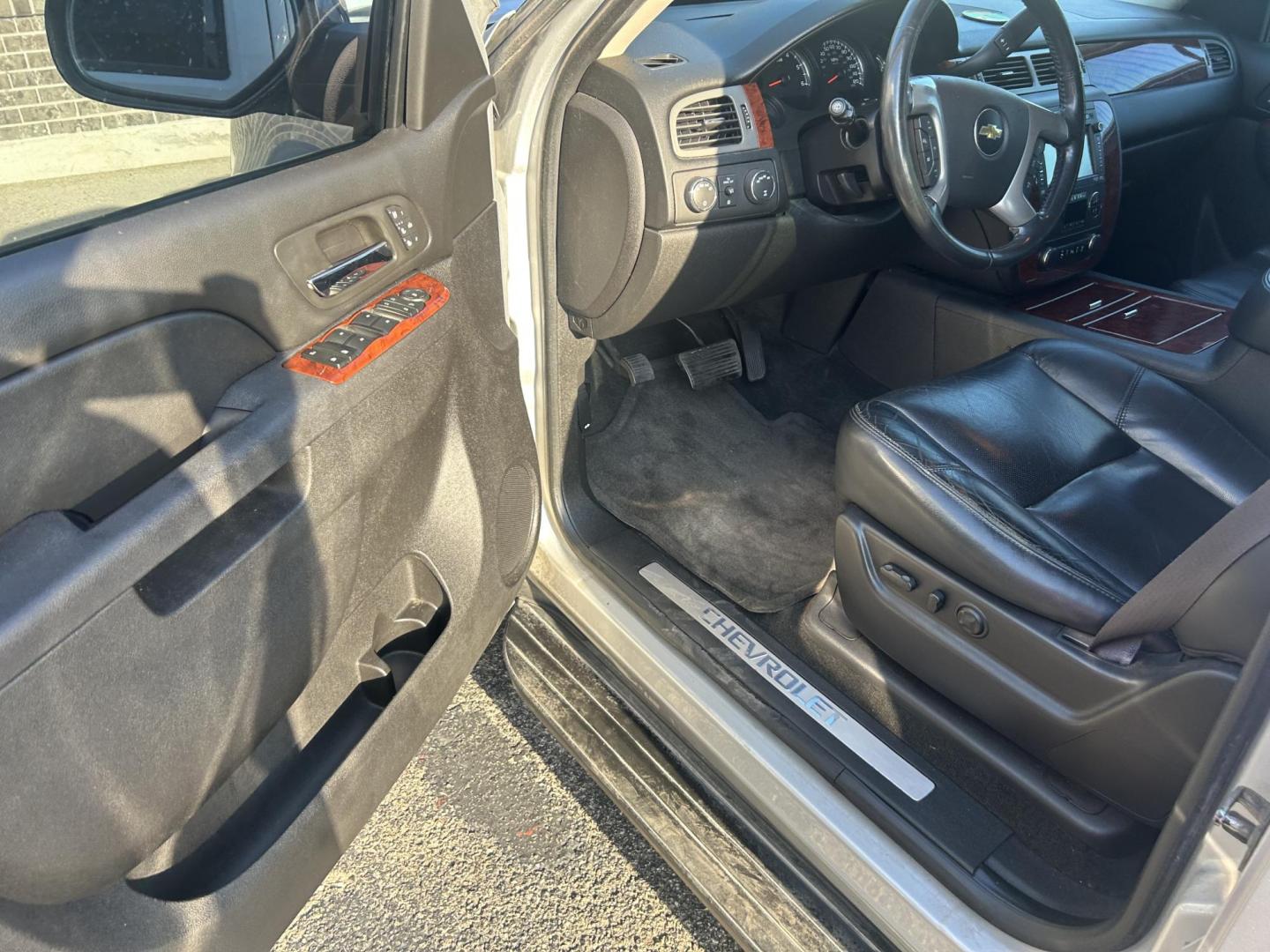 2014 Silver Chevrolet Suburban LTZ 1500 4WD (1GNSKKE70ER) with an 5.3L V8 OHV 16V FFV engine, 6-Speed Automatic transmission, located at 1687 Business 35 S, New Braunfels, TX, 78130, (830) 625-7159, 29.655487, -98.051491 - Photo#12