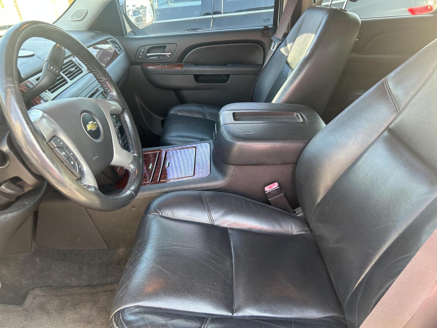 2014 Silver Chevrolet Suburban LTZ 1500 4WD (1GNSKKE70ER) with an 5.3L V8 OHV 16V FFV engine, 6-Speed Automatic transmission, located at 1687 Business 35 S, New Braunfels, TX, 78130, (830) 625-7159, 29.655487, -98.051491 - Photo#13