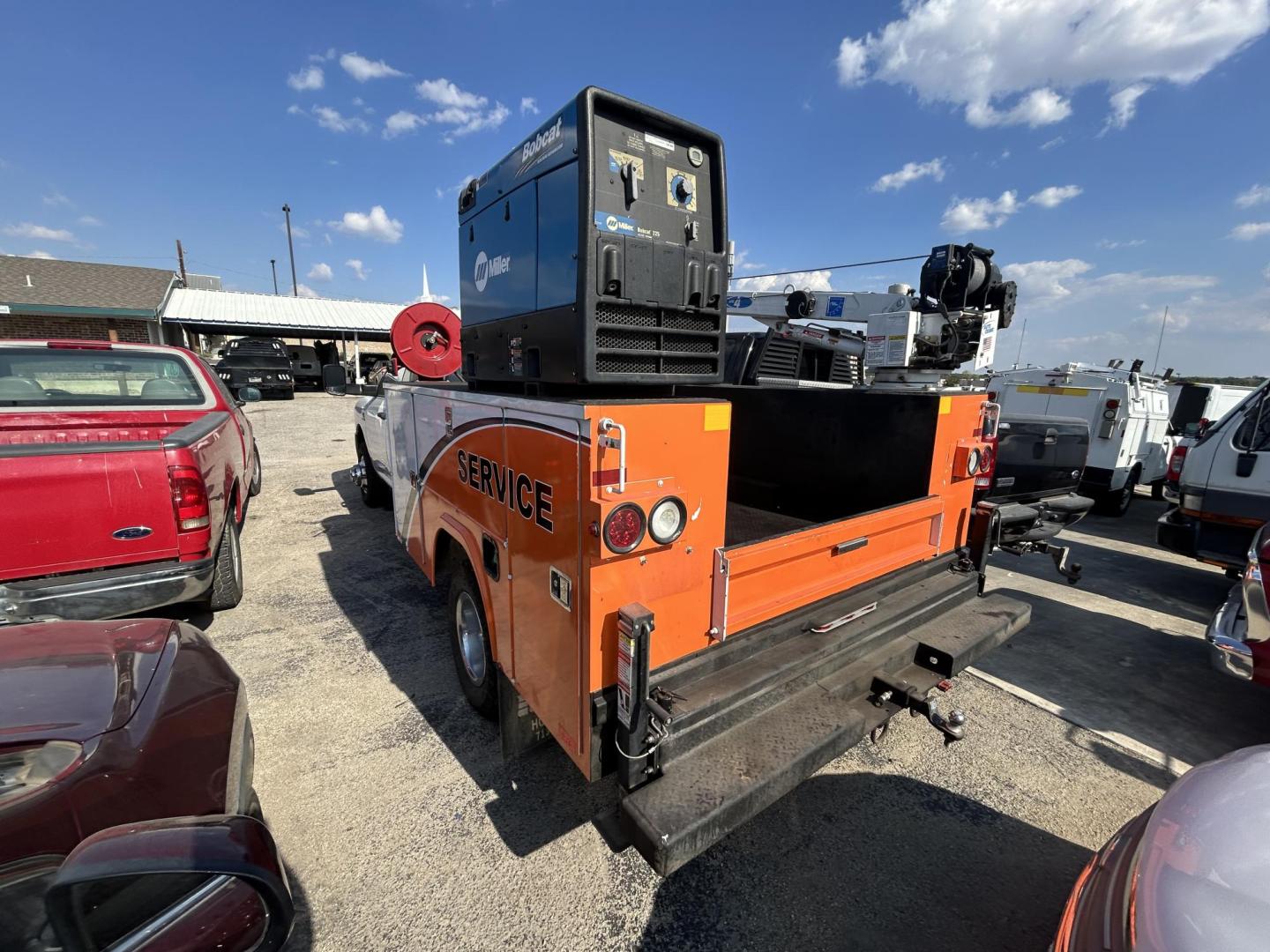 2020 White RAM 3500 Crew Cab 4WD DRW (3C7WRTCL6LG) with an 6.7L L6 OHV 24V TURBO DIESEL engine, 6A transmission, located at 1687 Business 35 S, New Braunfels, TX, 78130, (830) 625-7159, 29.655487, -98.051491 - Photo#9