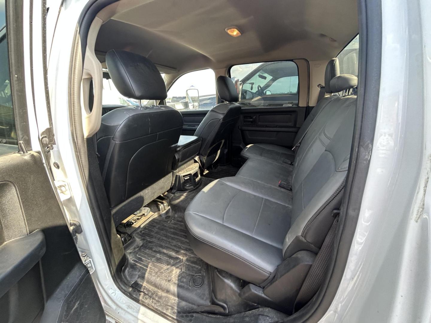 2020 White RAM 3500 Crew Cab 4WD DRW (3C7WRTCL6LG) with an 6.7L L6 OHV 24V TURBO DIESEL engine, 6A transmission, located at 1687 Business 35 S, New Braunfels, TX, 78130, (830) 625-7159, 29.655487, -98.051491 - Photo#10