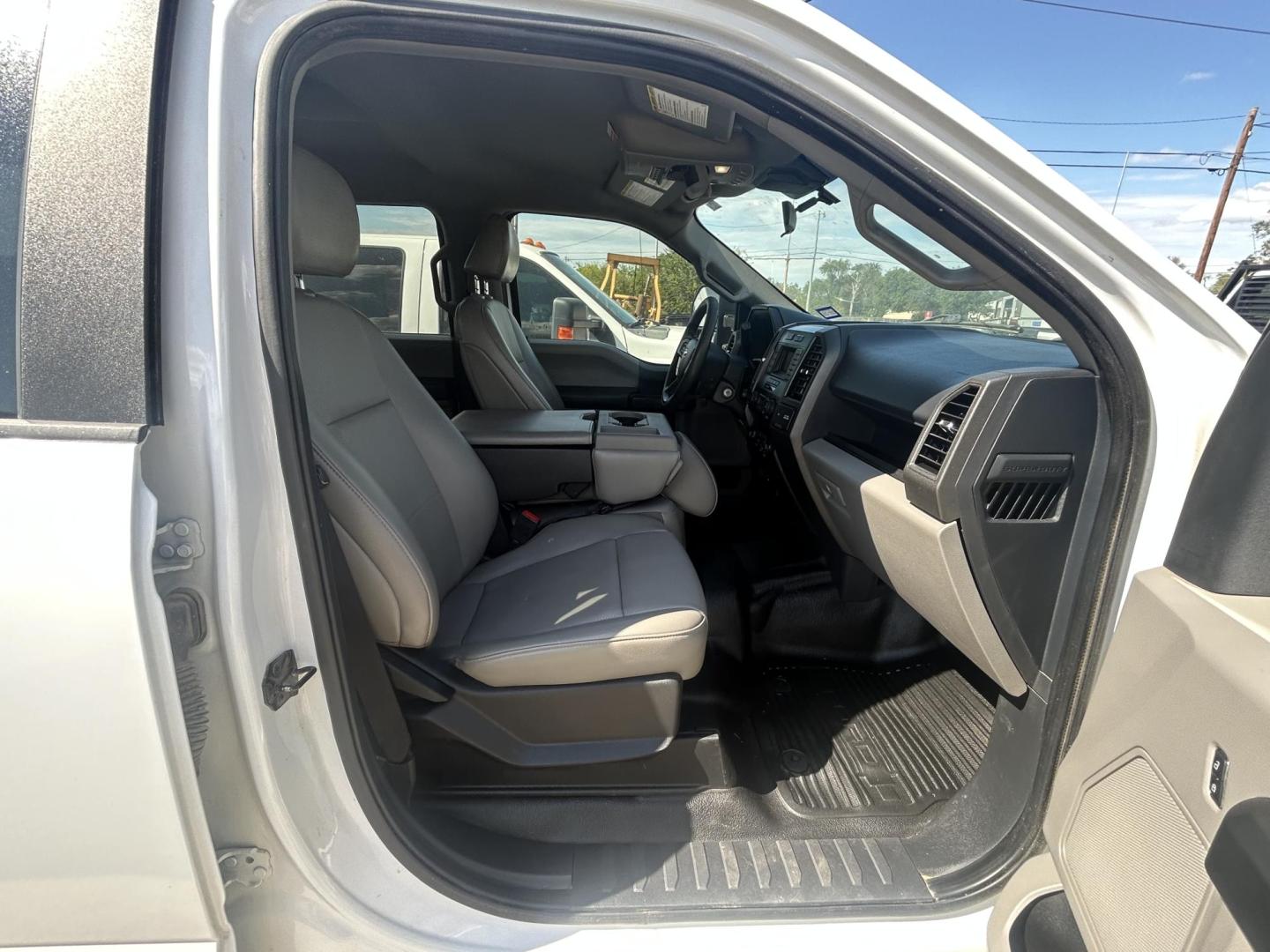 2022 White Ford F-250 SD XL Crew Cab 4WD (1FT7W2BTXNE) with an 6.7L V8 OHV 16V DIESEL engine, 6A transmission, located at 1687 Business 35 S, New Braunfels, TX, 78130, (830) 625-7159, 29.655487, -98.051491 - Photo#2