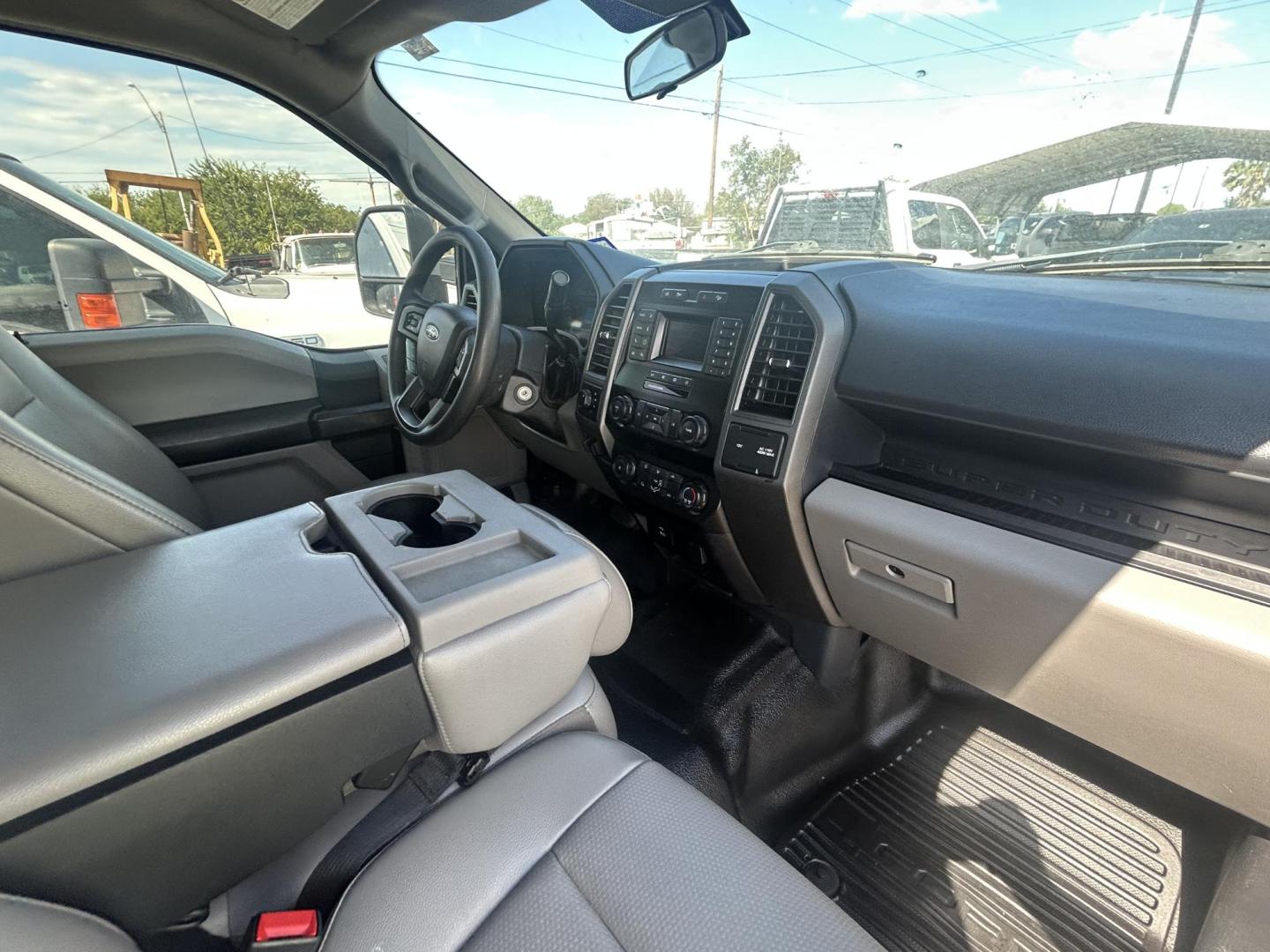 2022 White Ford F-250 SD XL Crew Cab 4WD (1FT7W2BTXNE) with an 6.7L V8 OHV 16V DIESEL engine, 6A transmission, located at 1687 Business 35 S, New Braunfels, TX, 78130, (830) 625-7159, 29.655487, -98.051491 - Photo#3