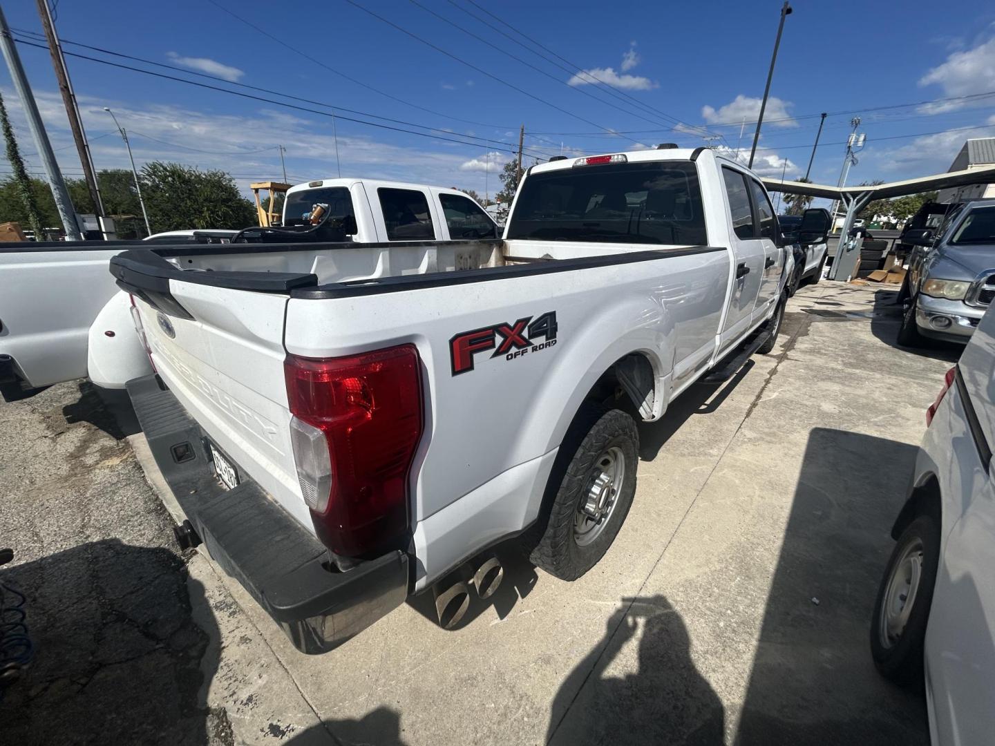 2022 White Ford F-250 SD XL Crew Cab 4WD (1FT7W2BTXNE) with an 6.7L V8 OHV 16V DIESEL engine, 6A transmission, located at 1687 Business 35 S, New Braunfels, TX, 78130, (830) 625-7159, 29.655487, -98.051491 - Photo#6