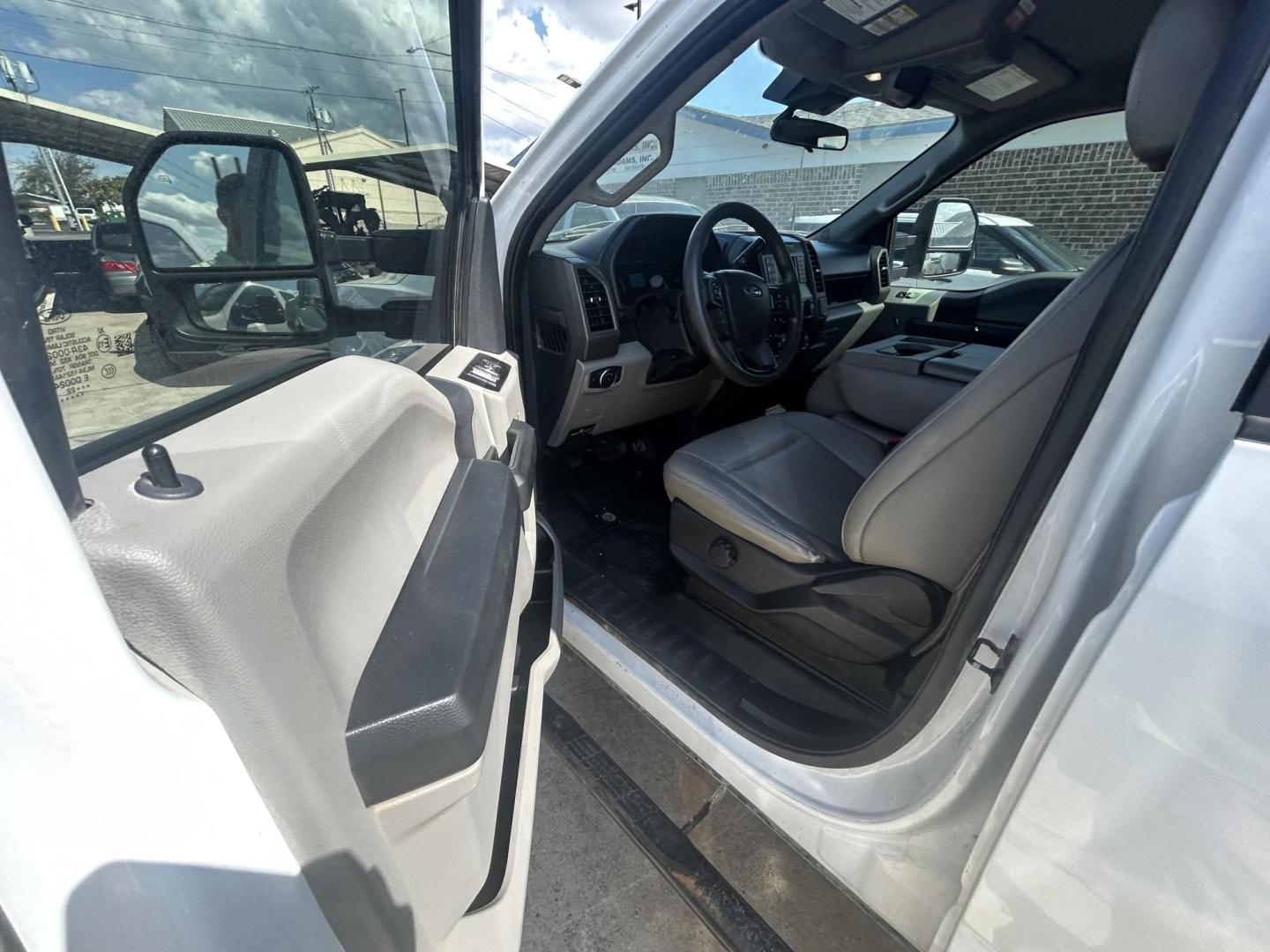 2022 White Ford F-250 SD XL Crew Cab 4WD (1FT7W2BTXNE) with an 6.7L V8 OHV 16V DIESEL engine, 6A transmission, located at 1687 Business 35 S, New Braunfels, TX, 78130, (830) 625-7159, 29.655487, -98.051491 - Photo#9
