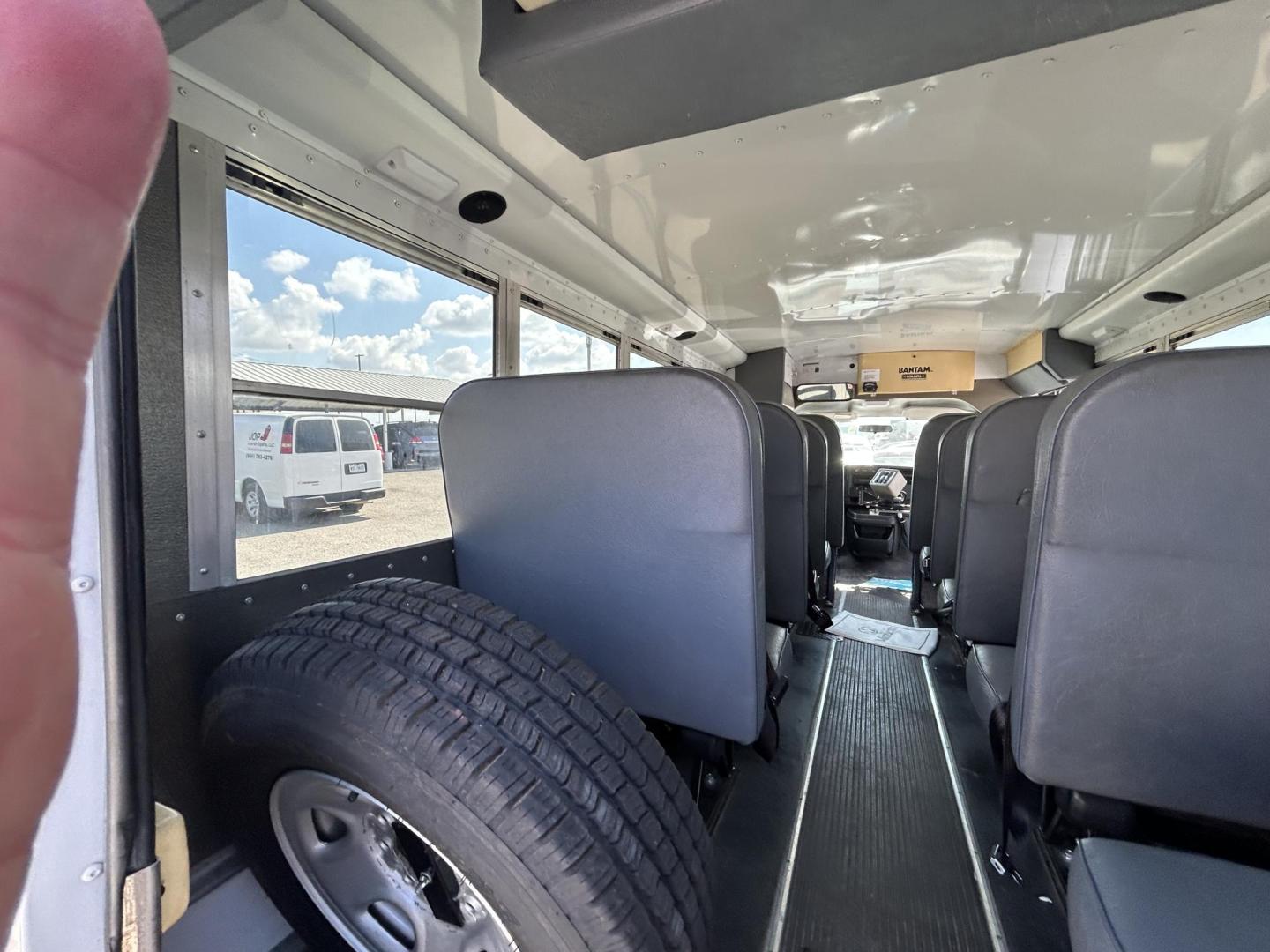 2007 White Chevrolet Express 3500 Cargo (1GBHG31V071) with an 4.8L V8 OHV 16V engine, 4-Speed Automatic Overdrive transmission, located at 1687 Business 35 S, New Braunfels, TX, 78130, (830) 625-7159, 29.655487, -98.051491 - Photo#8