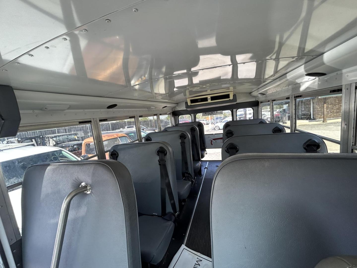 2007 White Chevrolet Express 3500 Cargo (1GBHG31V071) with an 4.8L V8 OHV 16V engine, 4-Speed Automatic Overdrive transmission, located at 1687 Business 35 S, New Braunfels, TX, 78130, (830) 625-7159, 29.655487, -98.051491 - Photo#6