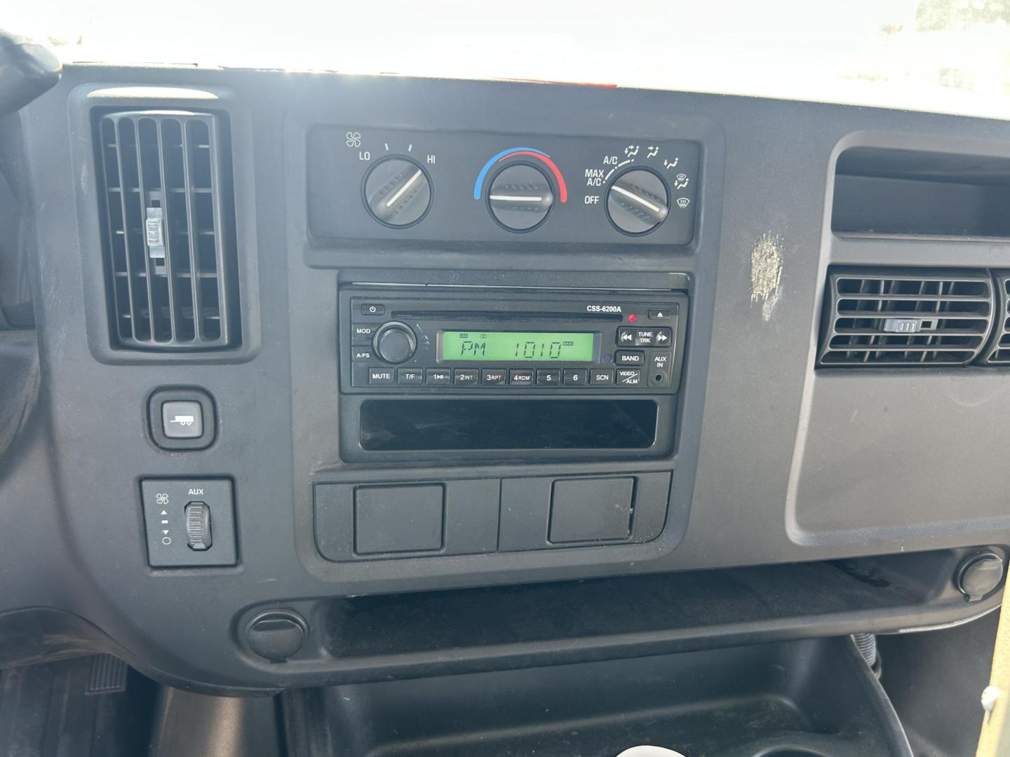 2007 White Chevrolet Express 3500 Cargo (1GBHG31V071) with an 4.8L V8 OHV 16V engine, 4-Speed Automatic Overdrive transmission, located at 1687 Business 35 S, New Braunfels, TX, 78130, (830) 625-7159, 29.655487, -98.051491 - Photo#11
