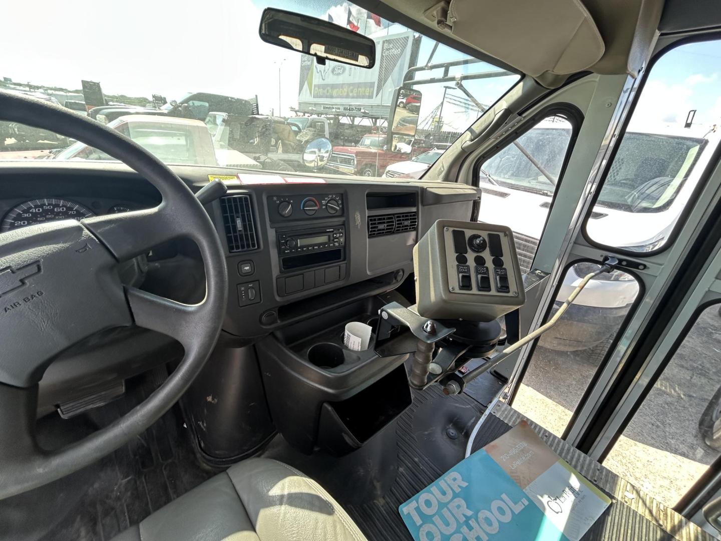 2007 White Chevrolet Express 3500 Cargo (1GBHG31V071) with an 4.8L V8 OHV 16V engine, 4-Speed Automatic Overdrive transmission, located at 1687 Business 35 S, New Braunfels, TX, 78130, (830) 625-7159, 29.655487, -98.051491 - Photo#14
