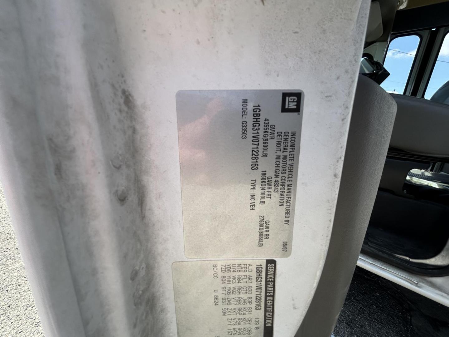 2007 White Chevrolet Express 3500 Cargo (1GBHG31V071) with an 4.8L V8 OHV 16V engine, 4-Speed Automatic Overdrive transmission, located at 1687 Business 35 S, New Braunfels, TX, 78130, (830) 625-7159, 29.655487, -98.051491 - Photo#15