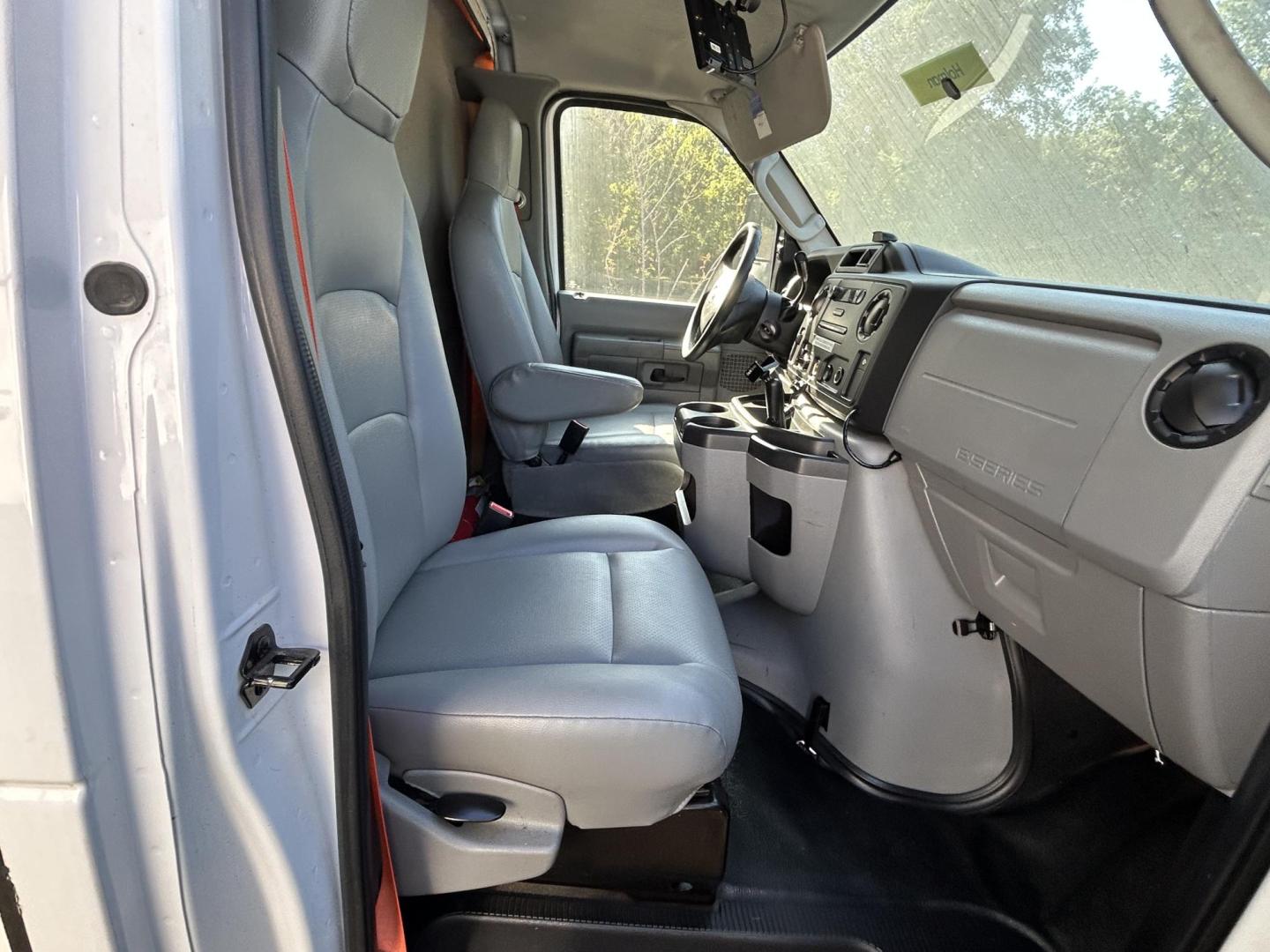 2019 White Ford Econoline E450 (1FDXE4FS1KD) with an 6.8L V10 SOHC 20V engine, located at 1687 Business 35 S, New Braunfels, TX, 78130, (830) 625-7159, 29.655487, -98.051491 - Photo#6