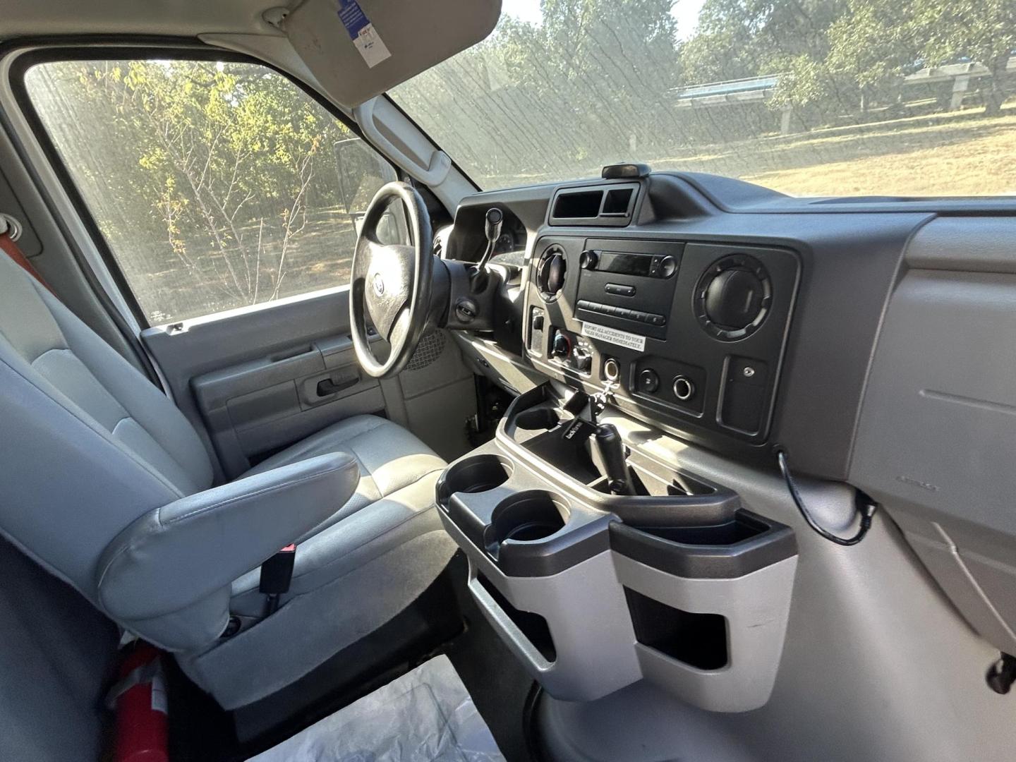 2019 White Ford Econoline E450 (1FDXE4FS1KD) with an 6.8L V10 SOHC 20V engine, located at 1687 Business 35 S, New Braunfels, TX, 78130, (830) 625-7159, 29.655487, -98.051491 - Photo#7