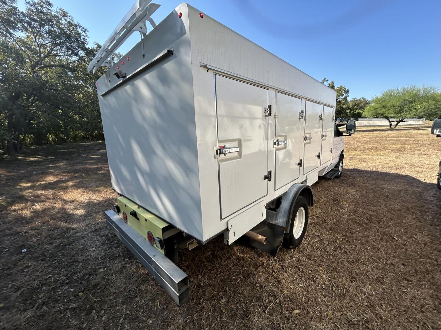 2019 White Ford Econoline E450 (1FDXE4FS1KD) with an 6.8L V10 SOHC 20V engine, located at 1687 Business 35 S, New Braunfels, TX, 78130, (830) 625-7159, 29.655487, -98.051491 - Photo#2