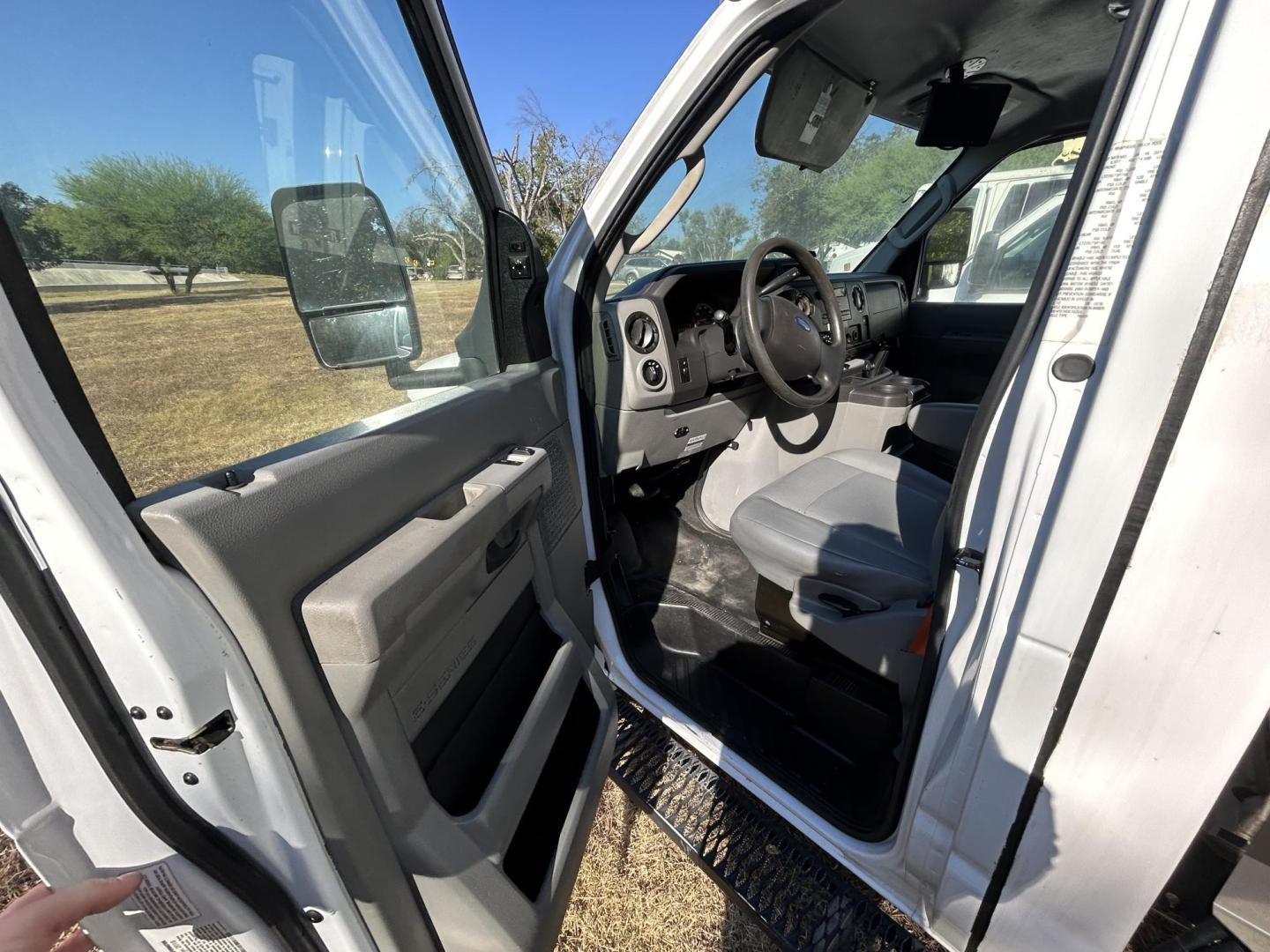 2019 White Ford Econoline E450 (1FDXE4FS1KD) with an 6.8L V10 SOHC 20V engine, located at 1687 Business 35 S, New Braunfels, TX, 78130, (830) 625-7159, 29.655487, -98.051491 - Photo#4