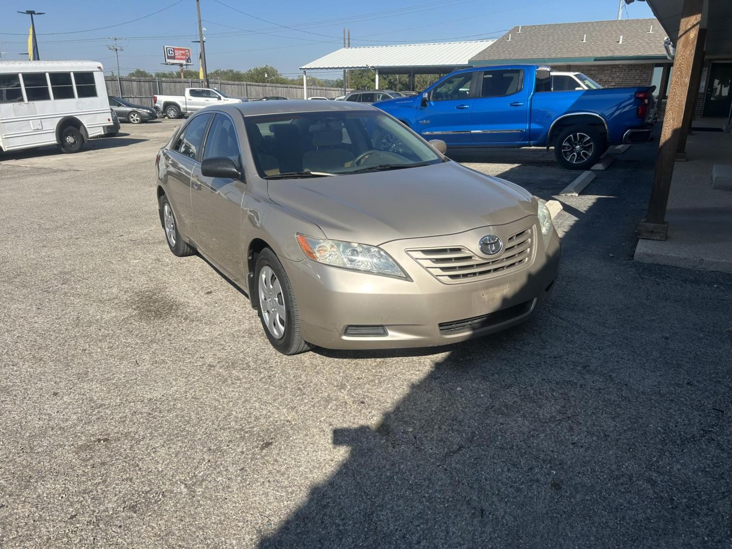 2007 Gold Toyota Camry CE 5-Spd AT (4T4BE46K07R) with an 2.4L L4 DOHC 16V engine, 5-Speed Automatic Overdrive transmission, located at 1687 Business 35 S, New Braunfels, TX, 78130, (830) 625-7159, 29.655487, -98.051491 - Photo#1