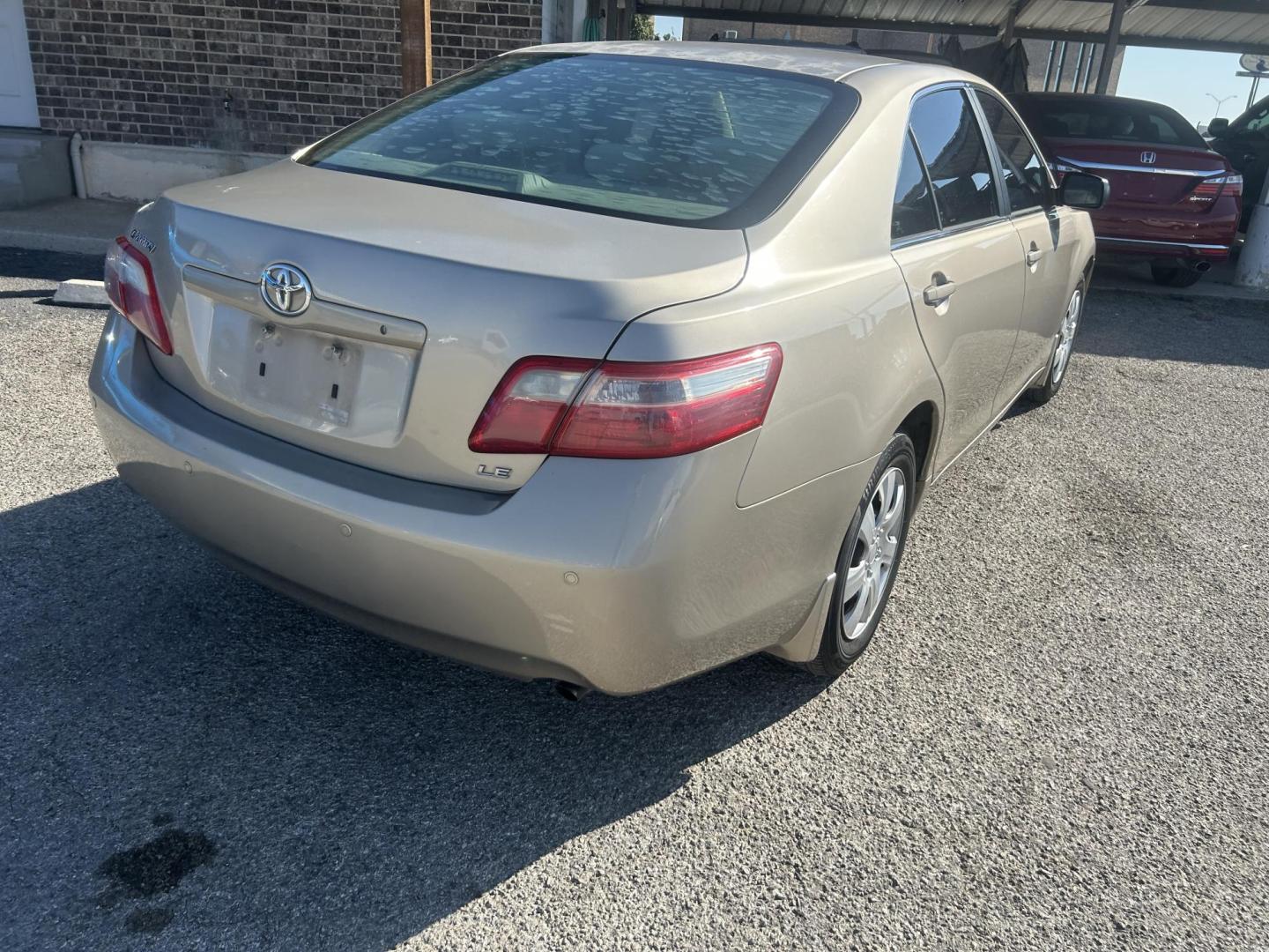 2007 Gold Toyota Camry CE 5-Spd AT (4T4BE46K07R) with an 2.4L L4 DOHC 16V engine, 5-Speed Automatic Overdrive transmission, located at 1687 Business 35 S, New Braunfels, TX, 78130, (830) 625-7159, 29.655487, -98.051491 - Photo#6