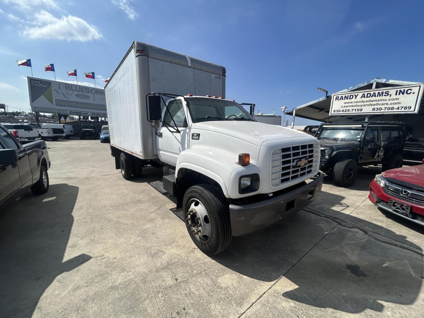 2002 White Chevrolet C7H042 - (1GBJ7H1E62J) with an 8.1L V8 OHV 16V engine, located at 1687 Business 35 S, New Braunfels, TX, 78130, (830) 625-7159, 29.655487, -98.051491 - Photo#1