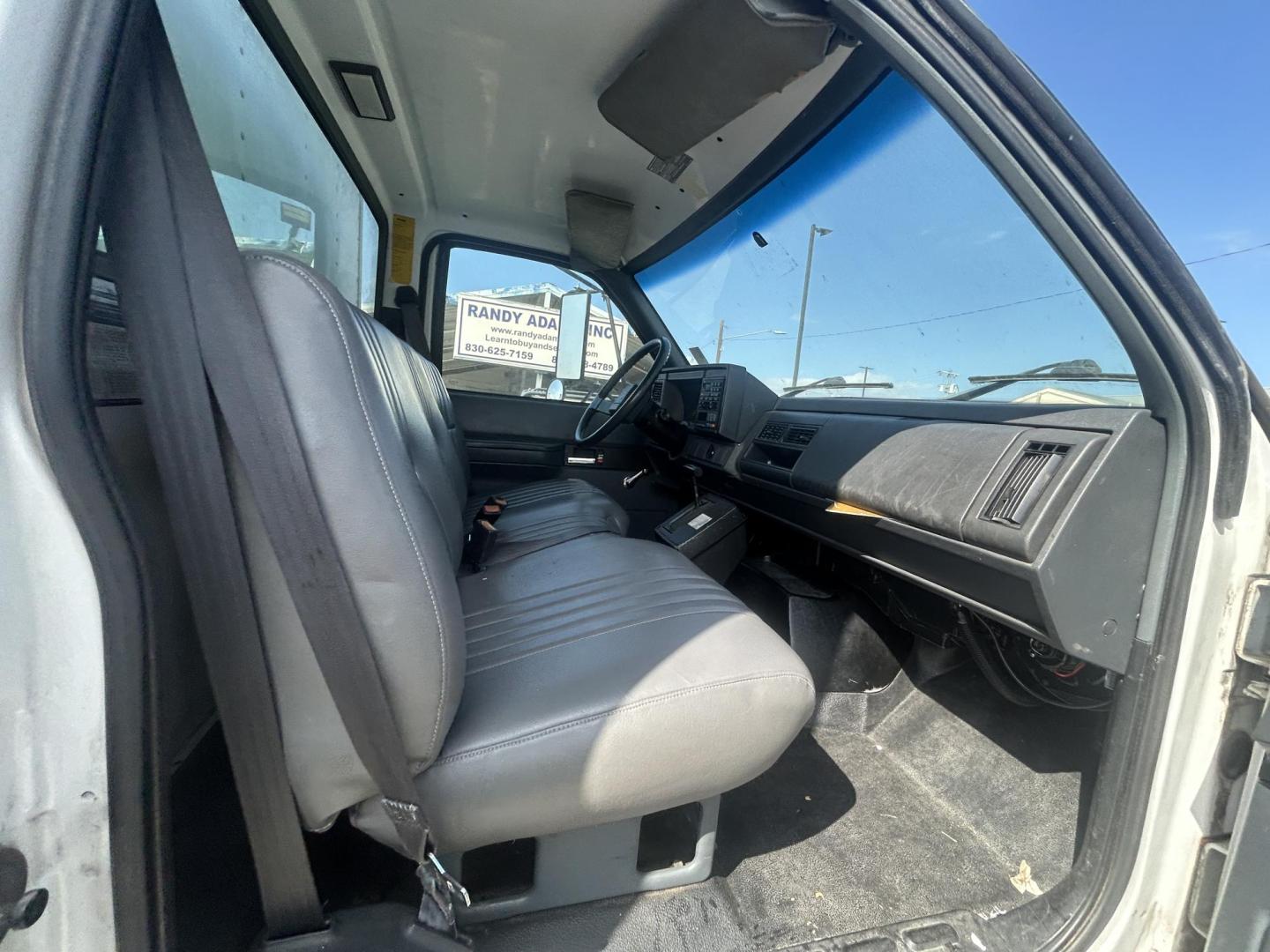 2002 White Chevrolet C7H042 - (1GBJ7H1E62J) with an 8.1L V8 OHV 16V engine, located at 1687 Business 35 S, New Braunfels, TX, 78130, (830) 625-7159, 29.655487, -98.051491 - Photo#2